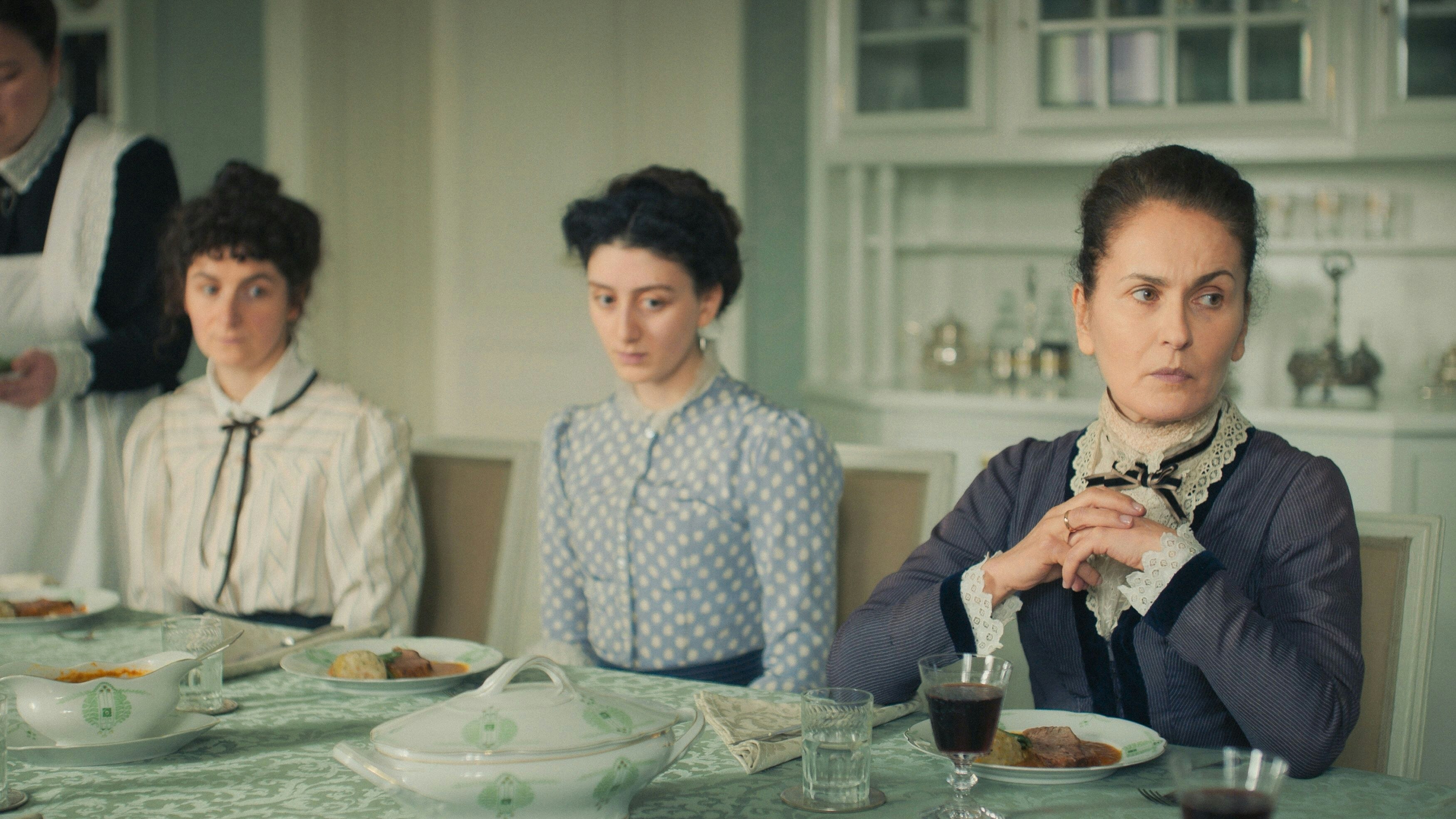 Naemi Latzer als Franz Kafkas Schwester Valli, Mariam Avaliani als Schwester Elli und Marie-Lou Sellem als seine Mutter Julie Kafka.