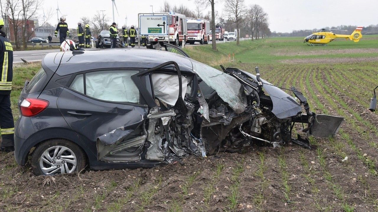 Bei der Kollision wurde ein Auto ins Feld neben der Straße geschleudert.