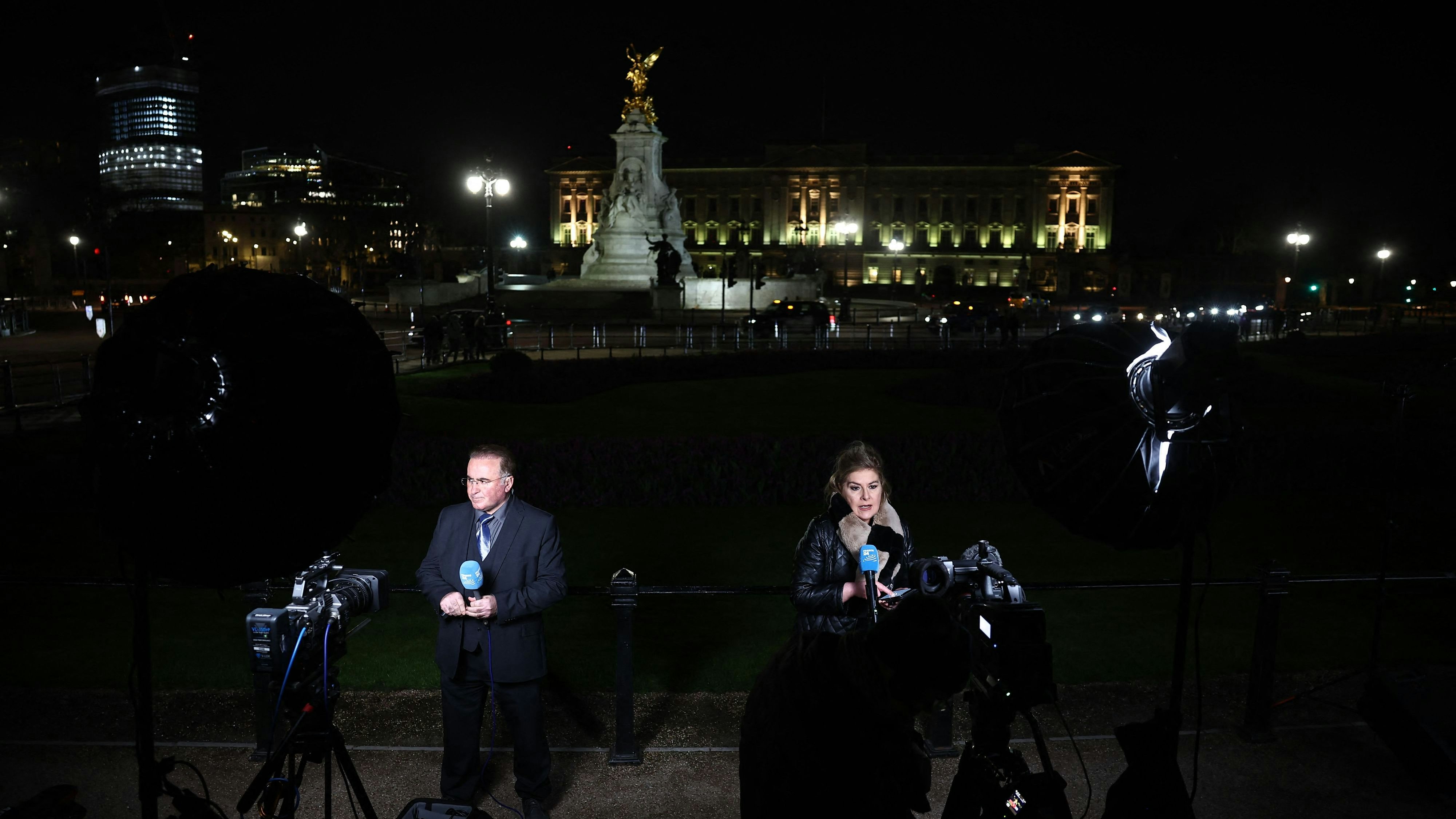 TV-Reporter am Freitagabend vor dem Buckingham Palast in London.