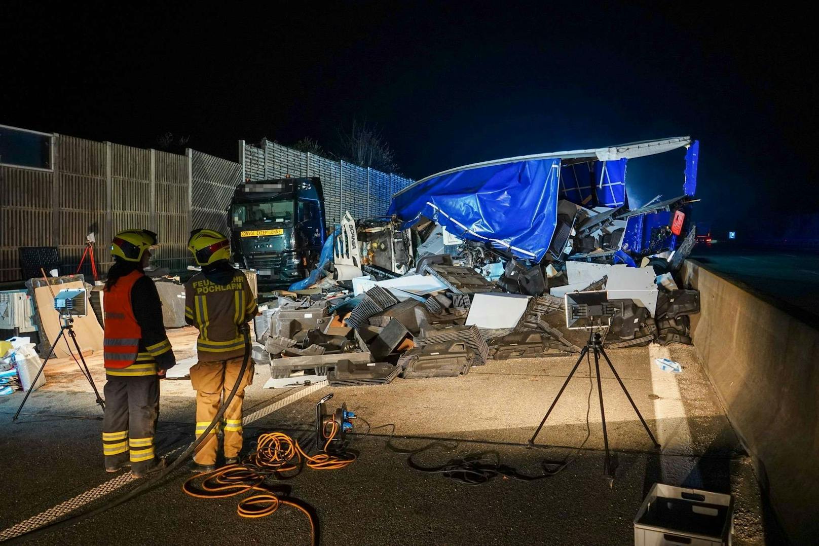 Ein tragischer Verkehrsunfall ereignete sich am Freitag gegen 01:00 Uhr auf der Westautobahn in Fahrtrichtung Salzburg zwischen Melk und Pöchlarn. Ein Sattelzug kollidierte mit zwei am Pannenstreifen abgestellten Sondertransportern, bevor er gegen die Mittelbetonleitschiene prallte. Ein Mann kam dabei ums Leben.