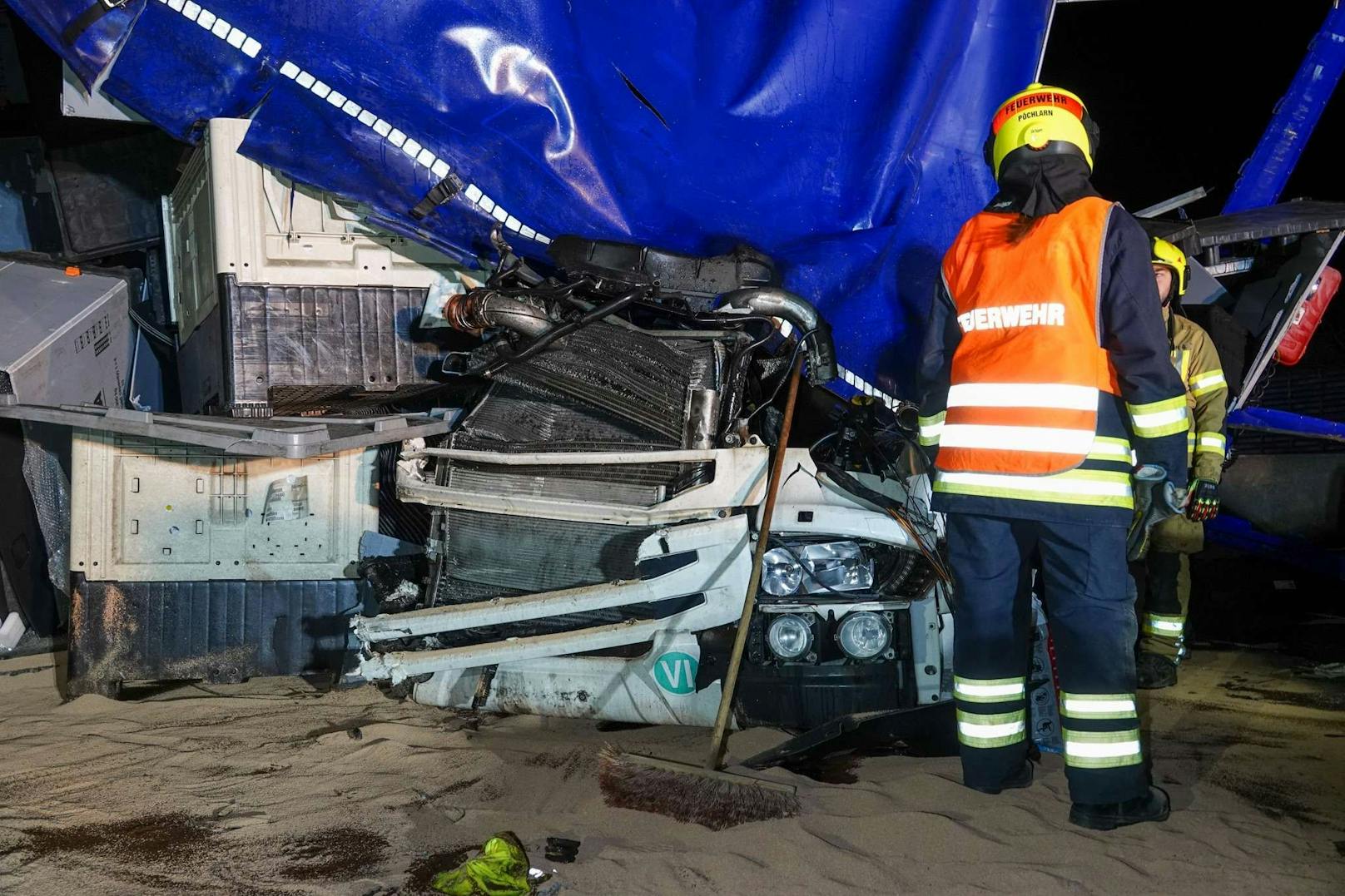 Ein tragischer Verkehrsunfall ereignete sich am Freitag gegen 01:00 Uhr auf der Westautobahn in Fahrtrichtung Salzburg zwischen Melk und Pöchlarn. Ein Sattelzug kollidierte mit zwei am Pannenstreifen abgestellten Sondertransportern, bevor er gegen die Mittelbetonleitschiene prallte. Ein Mann kam dabei ums Leben.