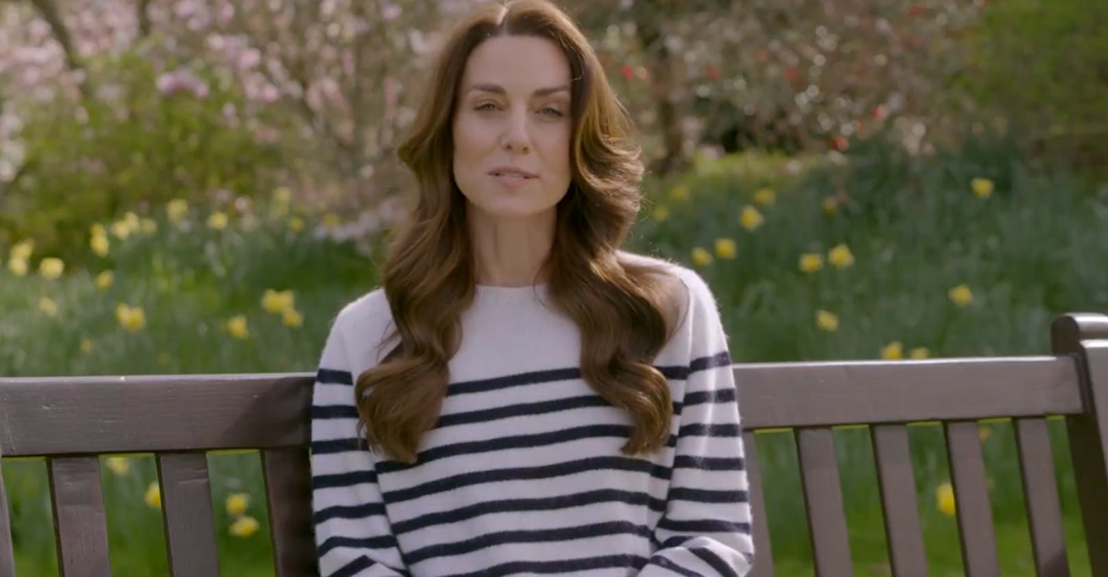 Kates Video: Botschaft hinter ihrem Streifen-Pullover