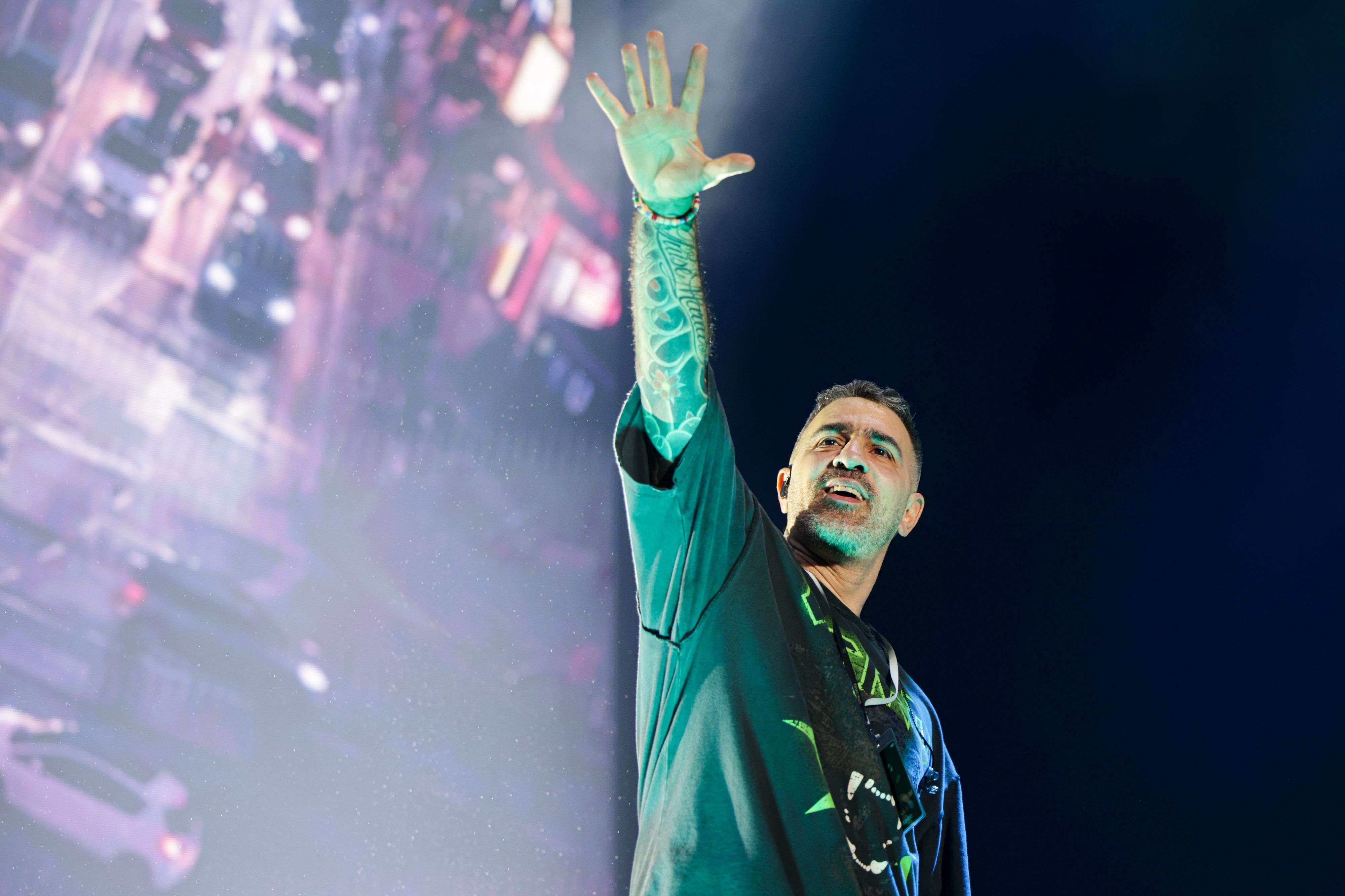 Bushido feiert ein emotionales Comeback und holt vier seiner acht Kinder auf die Bühne.a