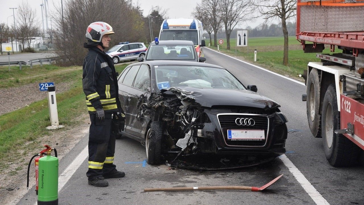 Das dritte Fahrzeug konnte noch auf der Straße stehenbleiben.