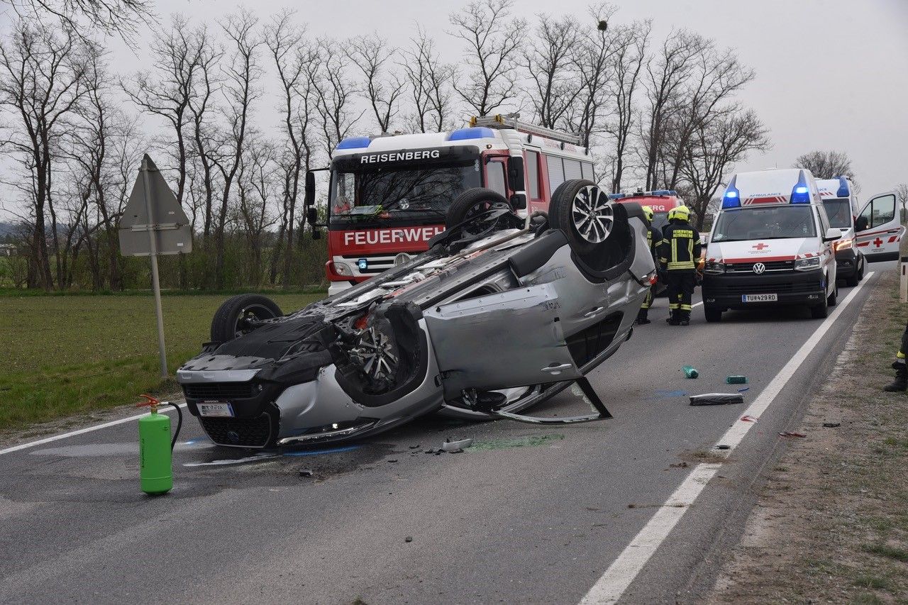 In Niederösterreich ereignete sich ein schwerer Unfall zwischen drei Autos. Eines davon landet am Dach.