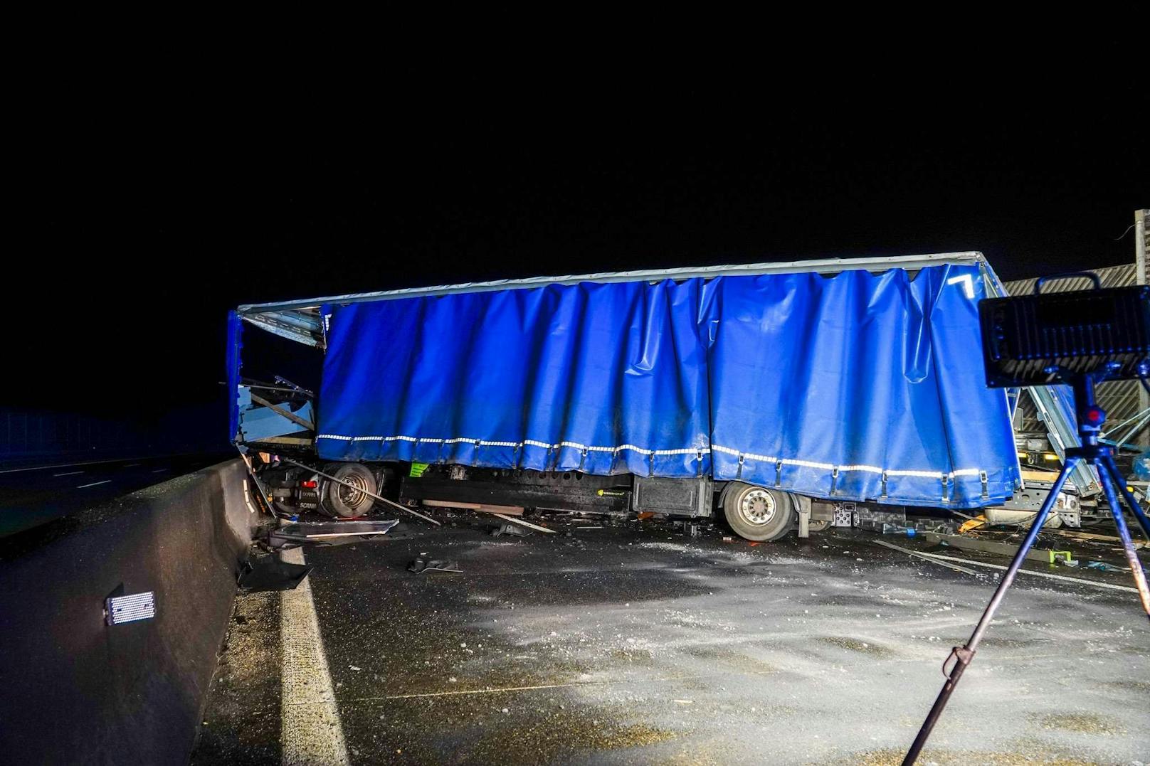 Ein tragischer Verkehrsunfall ereignete sich am Freitag gegen 01:00 Uhr auf der Westautobahn in Fahrtrichtung Salzburg zwischen Melk und Pöchlarn. Ein Sattelzug kollidierte mit zwei am Pannenstreifen abgestellten Sondertransportern, bevor er gegen die Mittelbetonleitschiene prallte. Ein Mann kam dabei ums Leben.