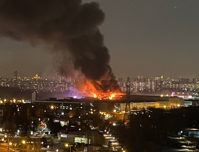 Derzeit steht die Halle in Flammen.
