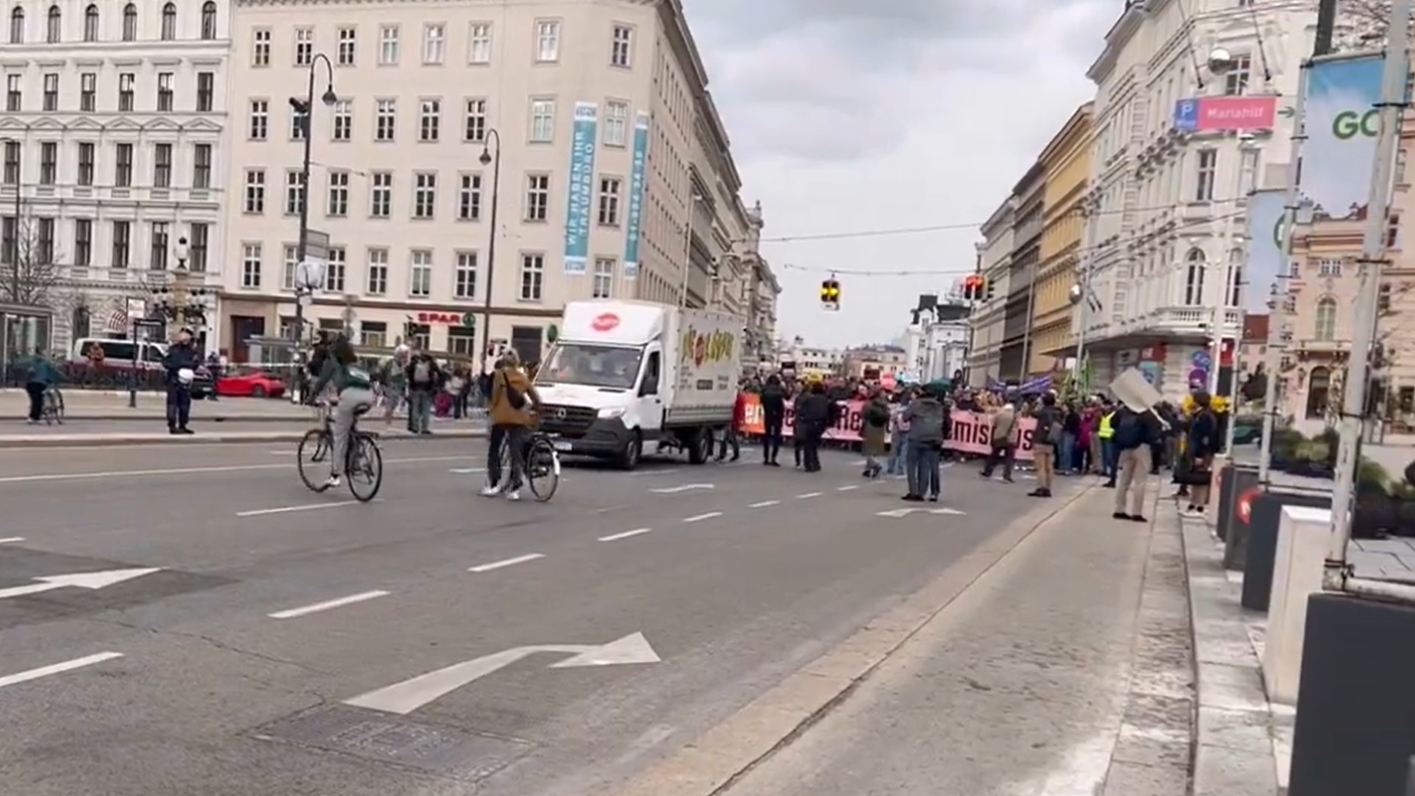 Der Demo-Zug hatte sich zunächst am Platz der Menschenrechte versammelt, bevor es auf den Ring ging.