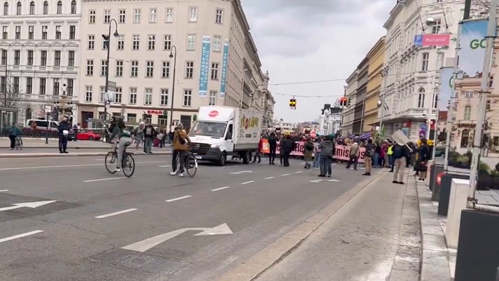 Große Anti-FPÖ-Demo mitten durch Unwetter in Wien