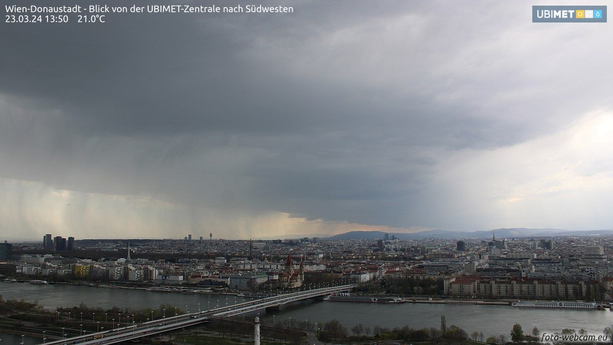 Fotos zeigen eine Unwetter-Front vor den Toren Wiens. 
