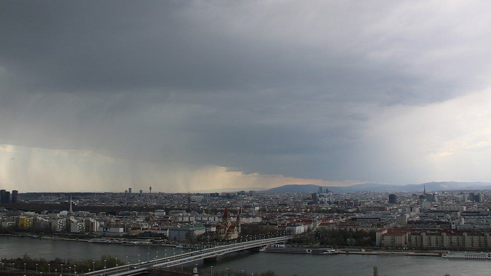 Heftige Gewitterfront steuert jetzt direkt auf Wien zu