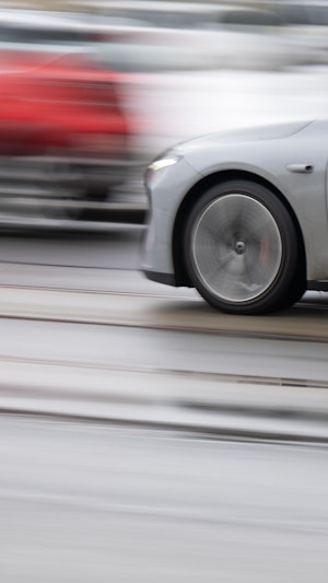 Raser auf A22 in Wien mit 181 km/h geblitzt: Führerscheinentzug und Auto-Beschlagnahme drohen. Polizei führt strenge Kontrollen durch.