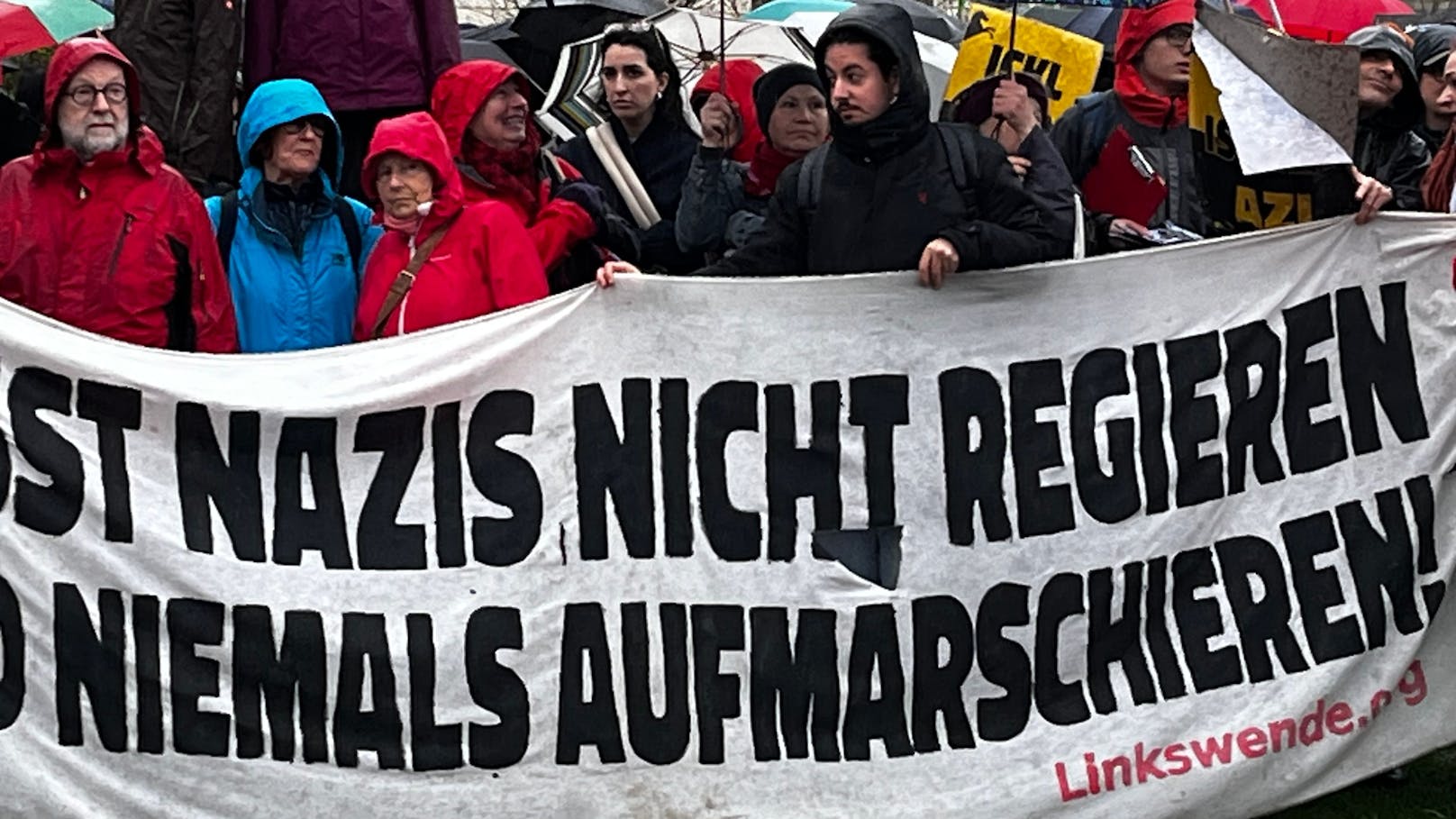 Gegen 15.30 Uhr kamen tausende Demonstranten am Wiener Ballhausplatz an.&nbsp;