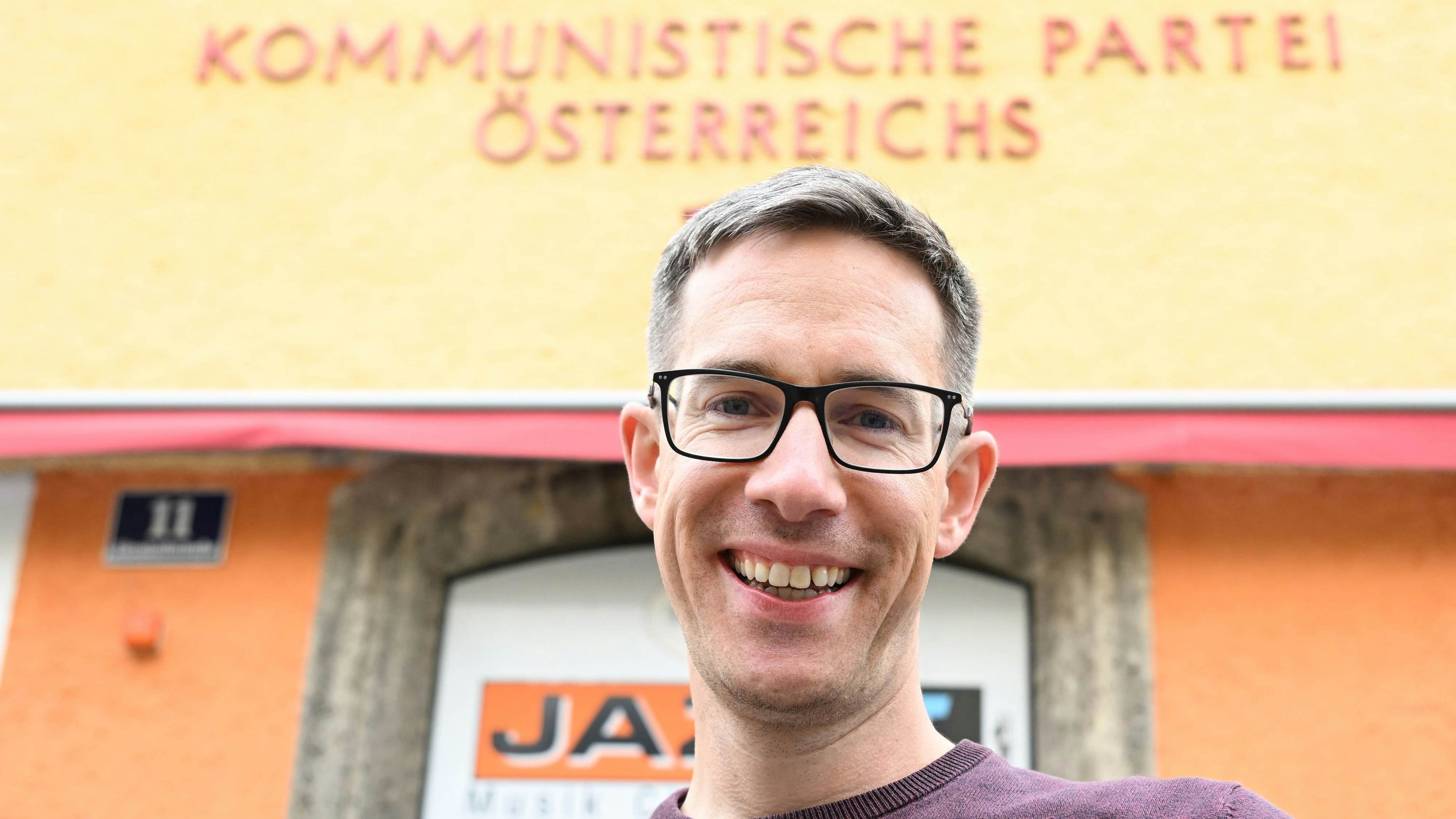 KPÖ Plus-Spitzenkandidat Kay-Michael Dankl vor der Parteizentrale der KPÖ in Salzburg