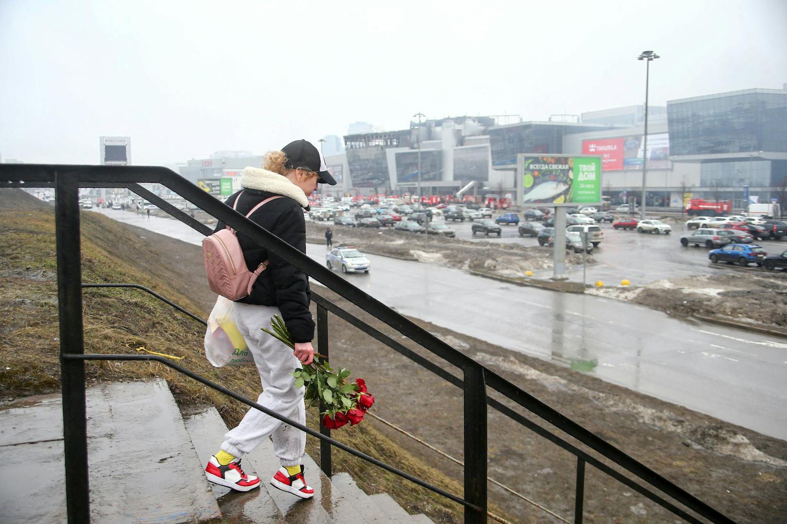 Rund einhundert Menschen starben bei dem Angriff auf die Konzerthalle. Am Tag werden am Anschlagsort Blumen niedergelegt.