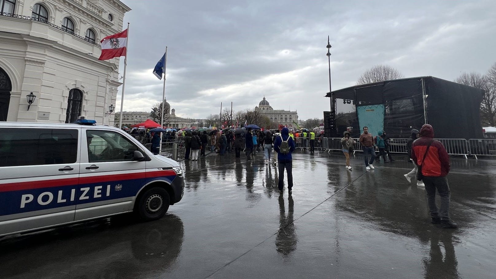 Polizei und Demo-Teilnehmer am Ballhausplatz.