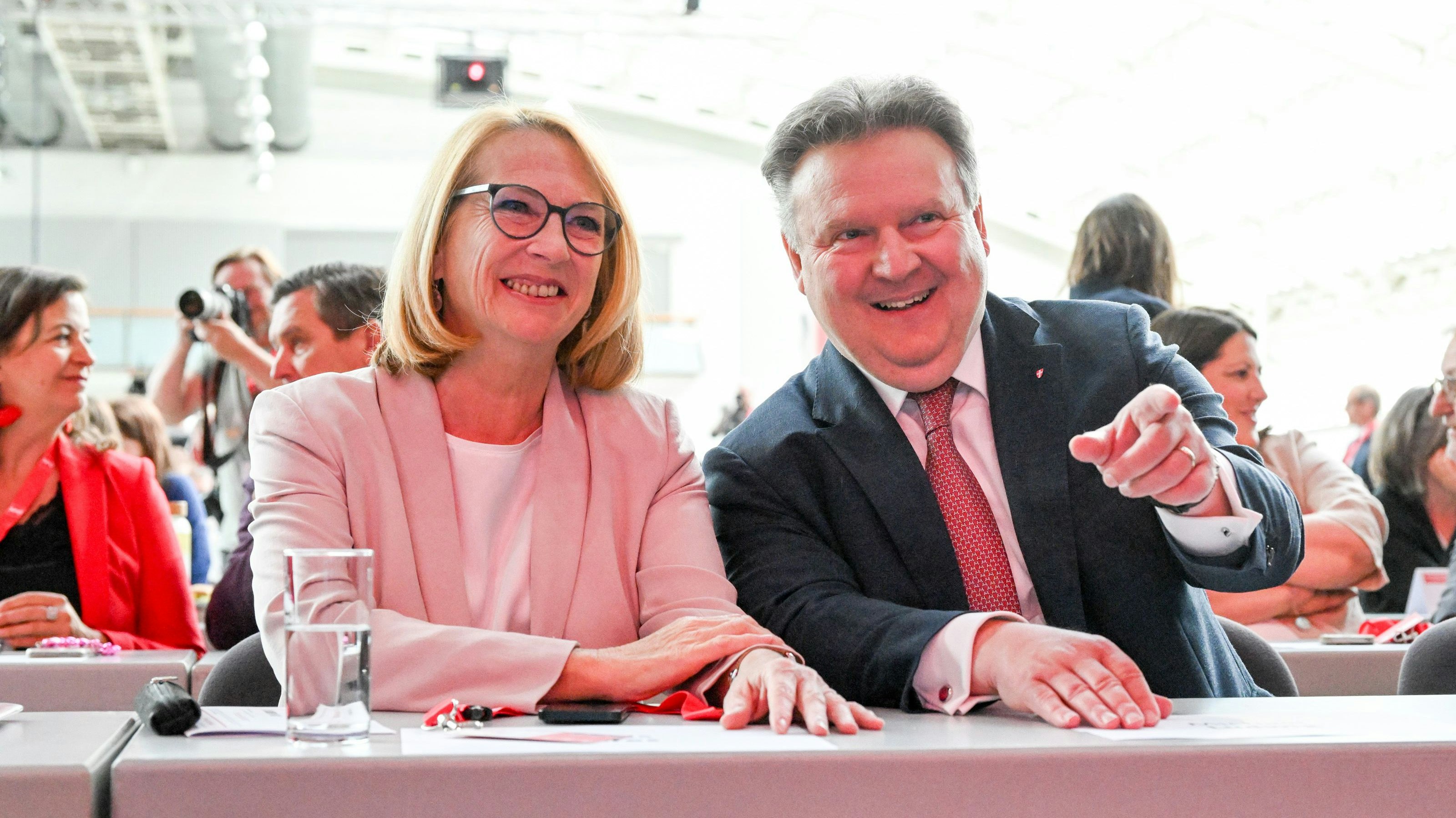 Die zweite Nationalratspräsidentin Doris Bures und der Wiener Bürgermeister Michael Ludwig am 23. März 2023 am Bundesparteitag in Linz