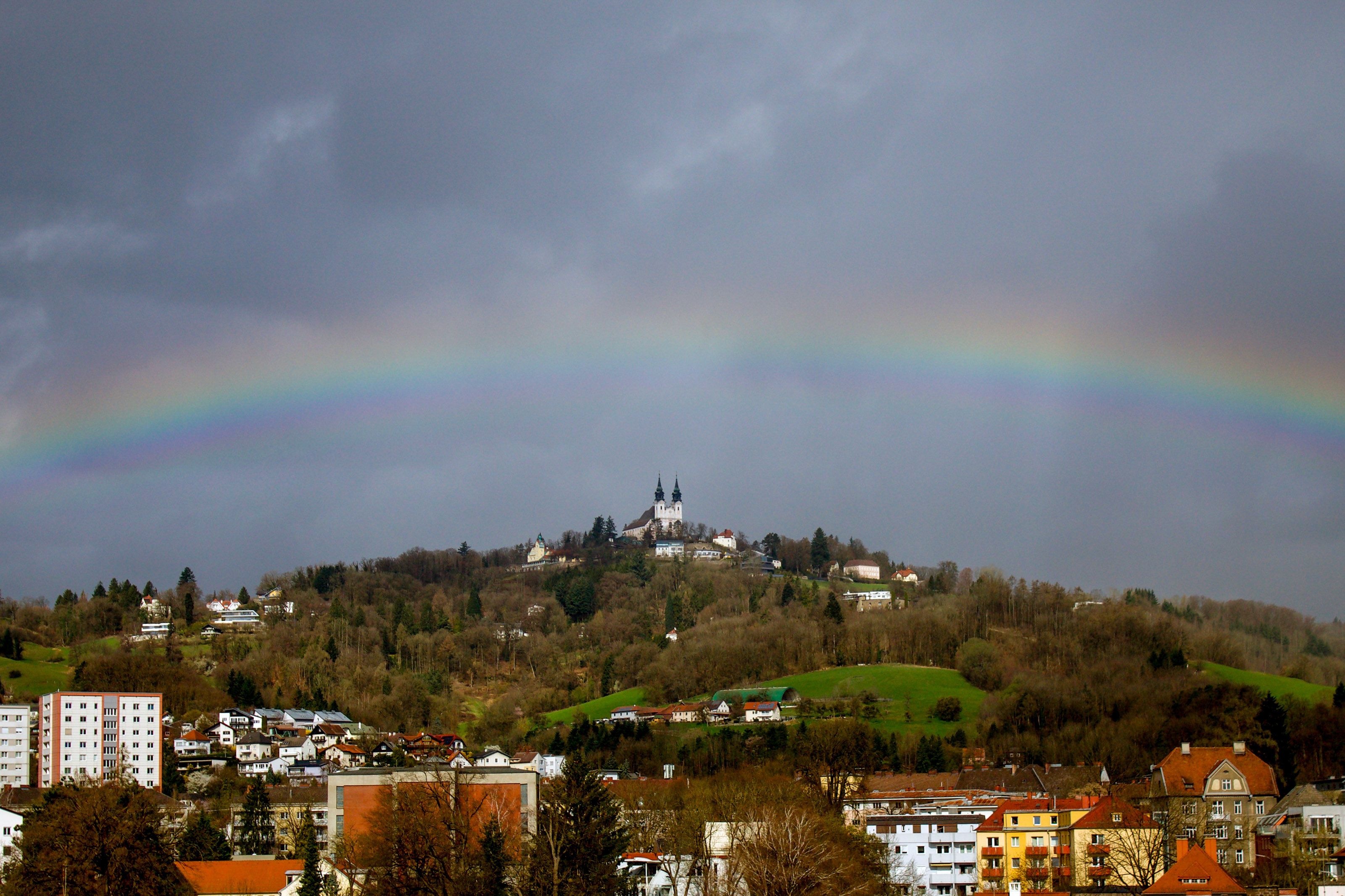 Der Pöstlingberg mit Regenbogen über Linz. Archivbild.