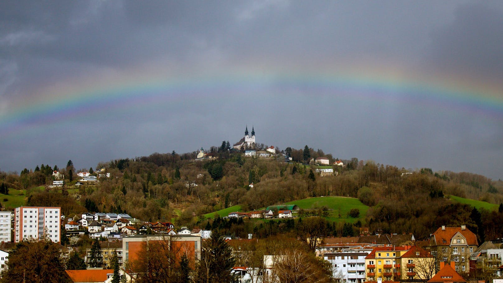 Der Pöstlingberg mit Regenbogen über Linz. Archivbild.
