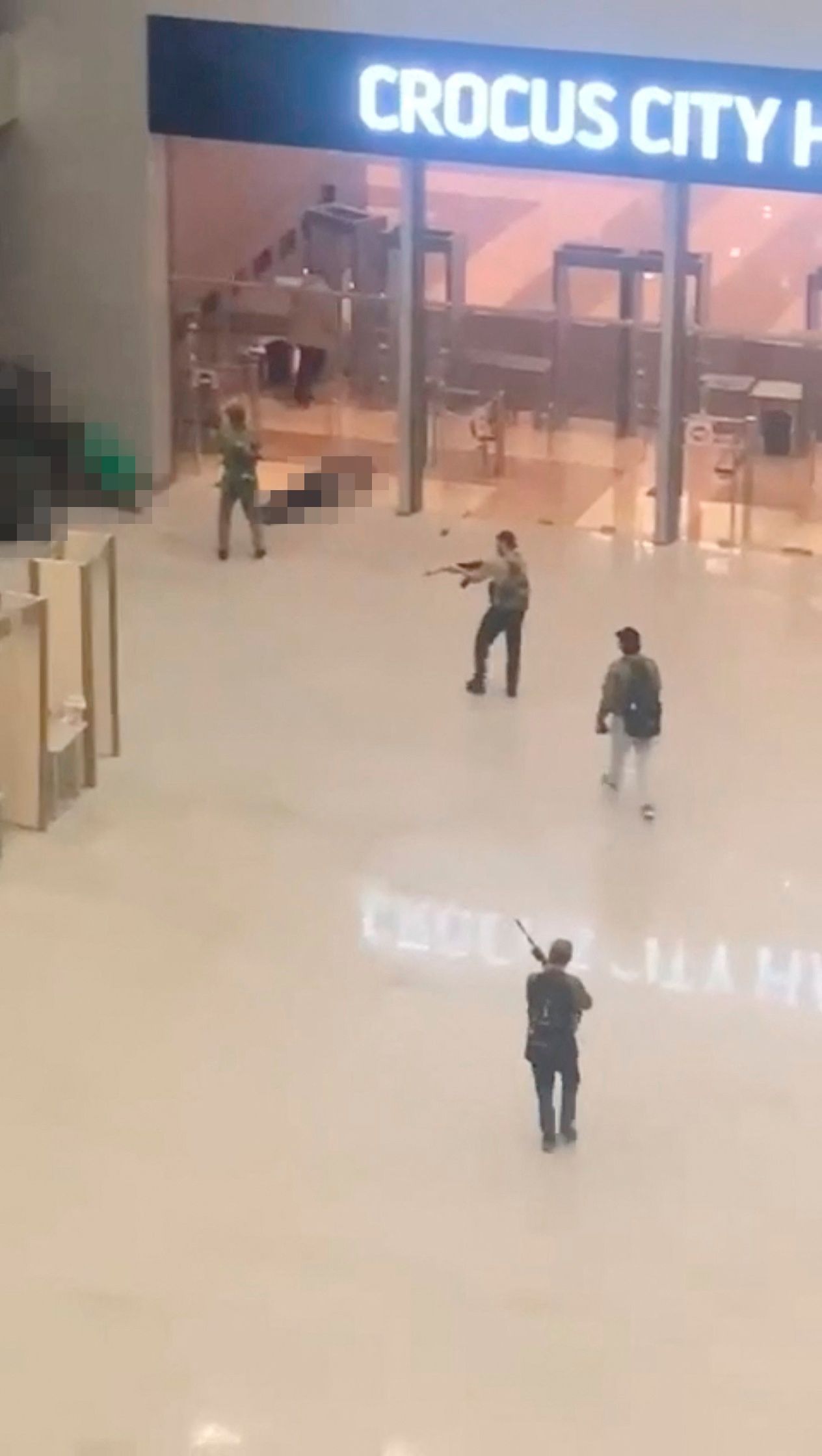 Der erschütternde Moment, als die Terroristen das Feuer auf Besucher der Crocus City Hall eröffnen.