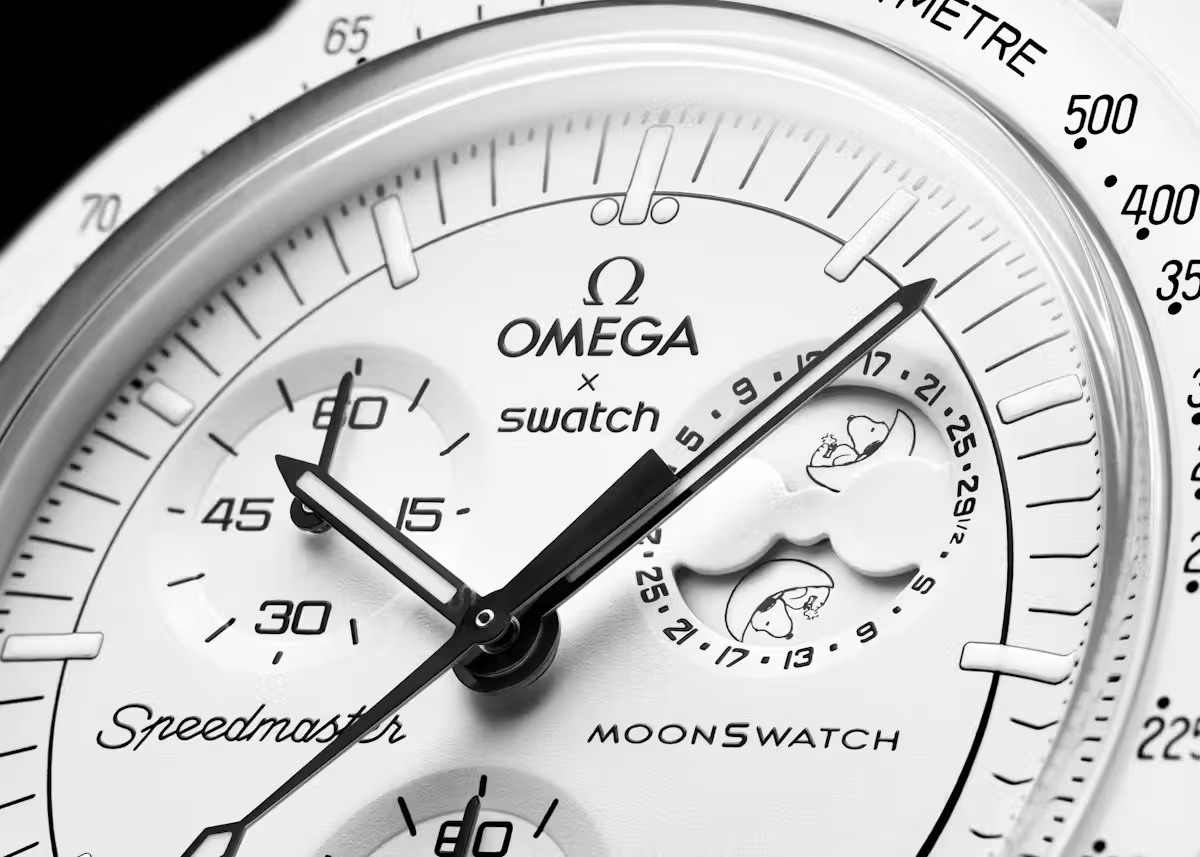 Swatch hat eine neue Moonswatch mit Snoopy-Zitat vorgestellt. Dieses ist nur unter UV-Licht sichtbar.
