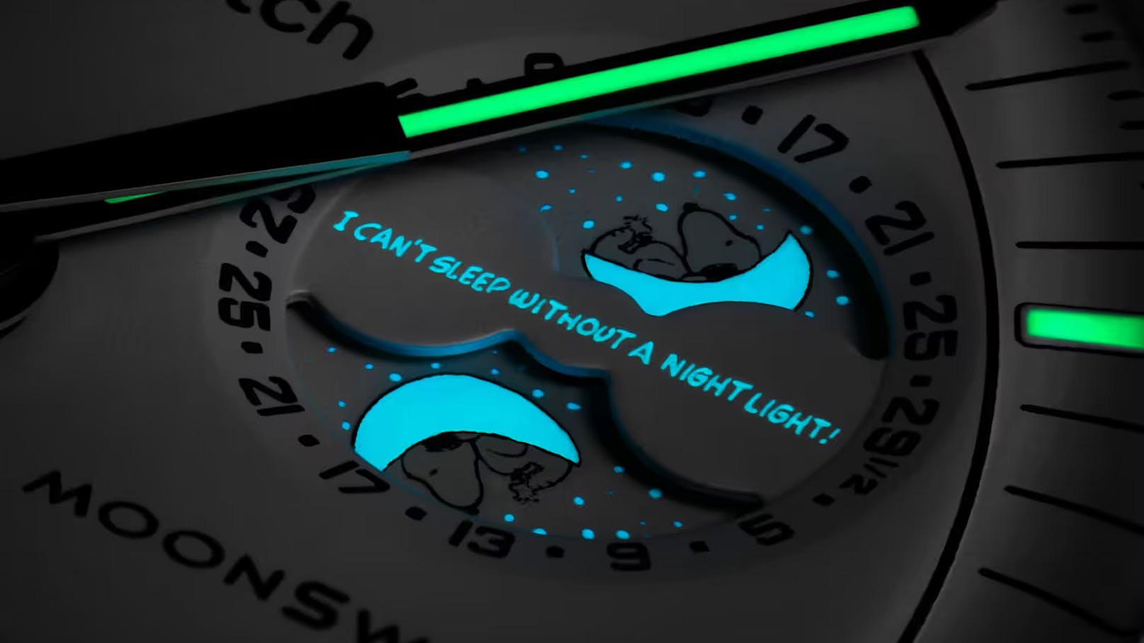 In der neuen Moonswatch ist ein Snoopy-Spruch versteckt, der nur unter UV-Licht sichtbar ist.