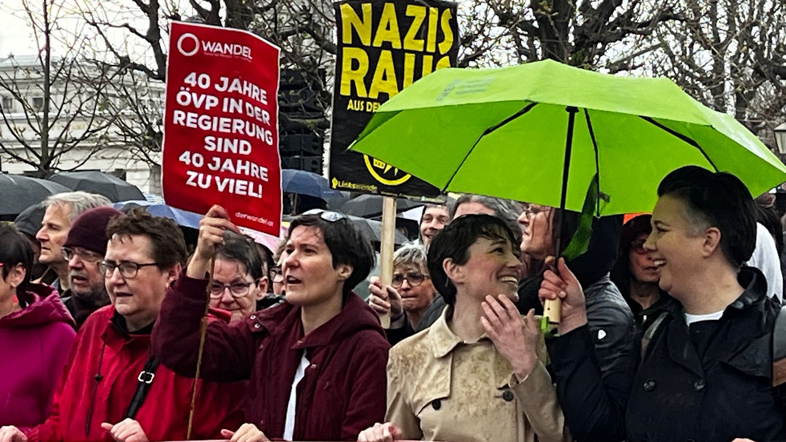 Große Anti-FPÖ-Demo mitten durch Unwetter in Wien