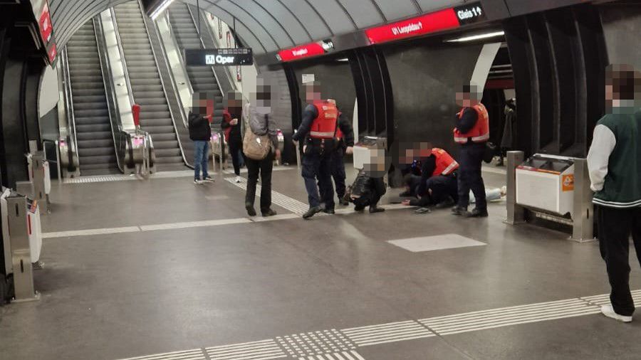 Öffi-Mitarbeiter mussten den Mann zwischenzeitlich am Boden fixieren.