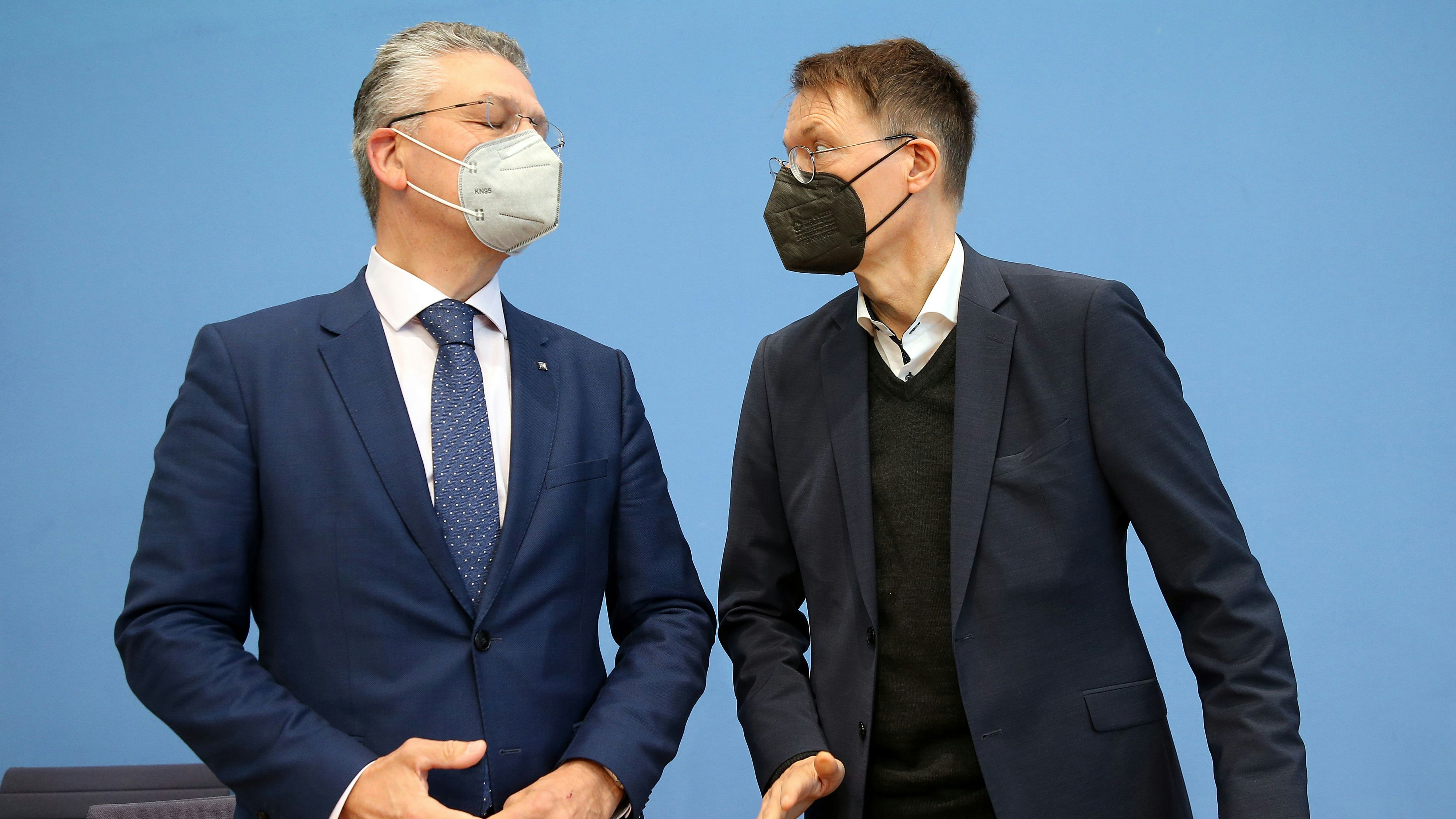 Lothar Wieler (l.), Ex-Leiter des RKI (Robert Koch-Institut), mit dem deutschen Gesundheitsminister Karl Lauterbach 