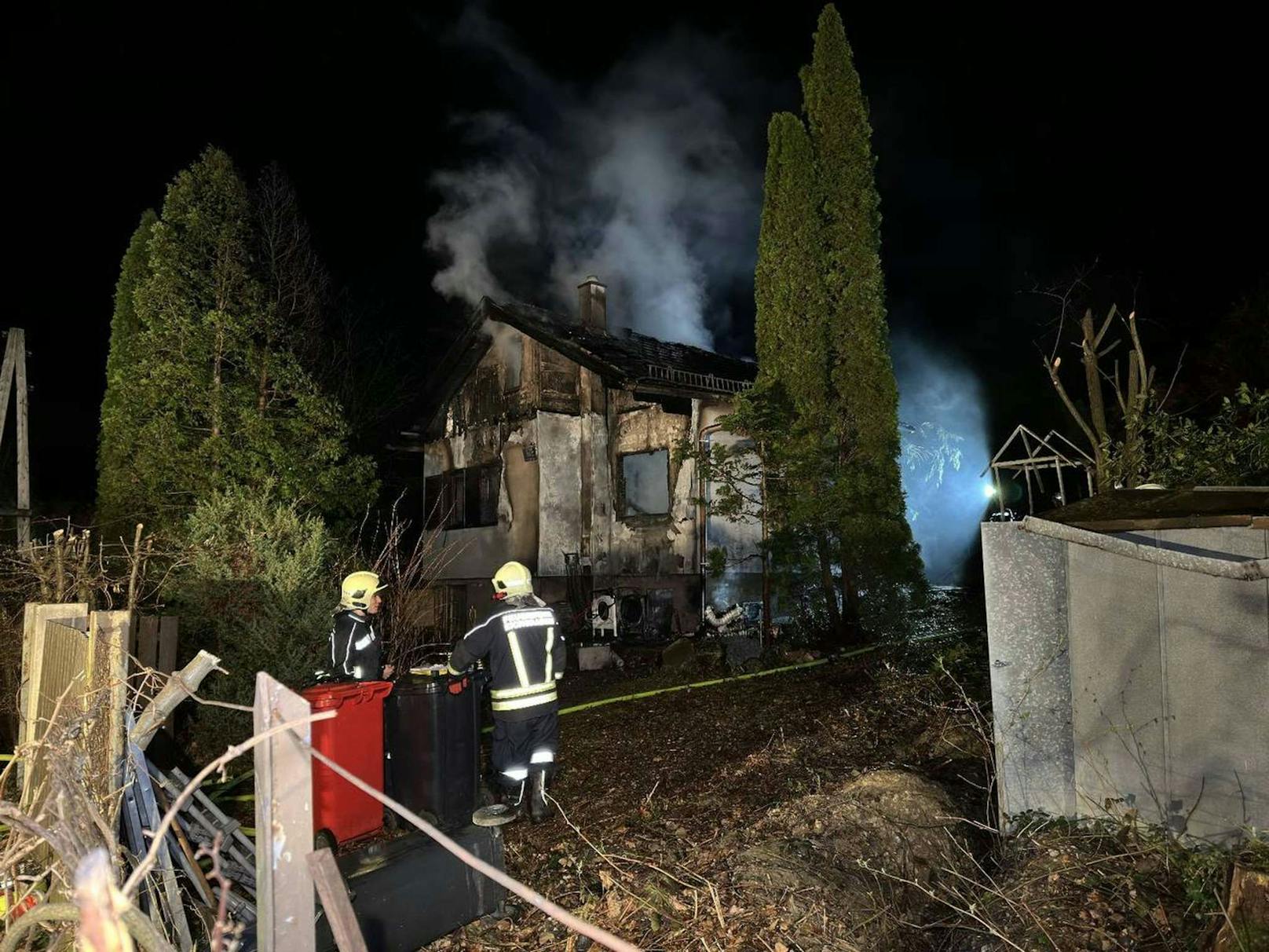 Großeinsatz! 121 Feuerwehrleute löschten Brand