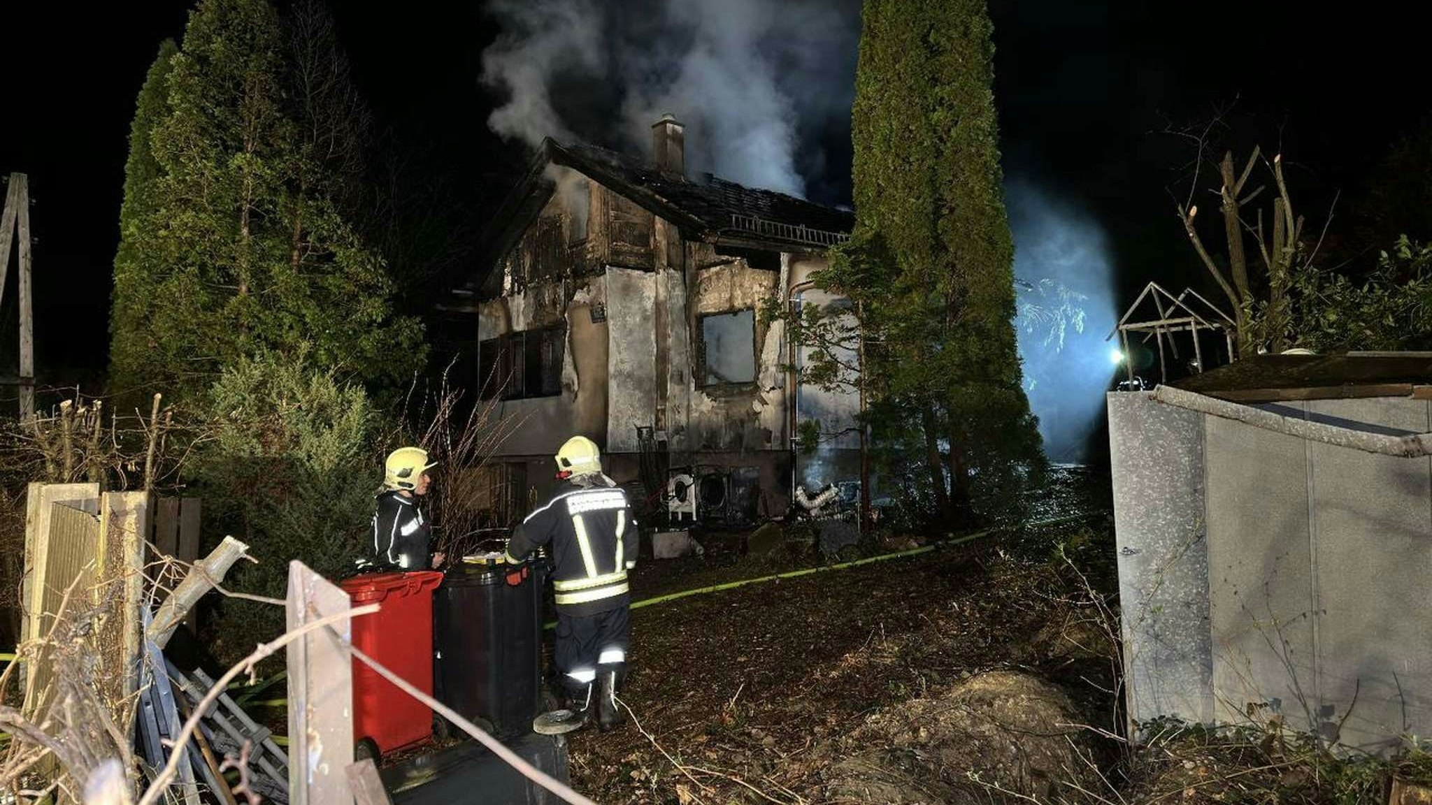 Heute.at - Mutter und Tochter stehen nach Brand vor dem Nichts