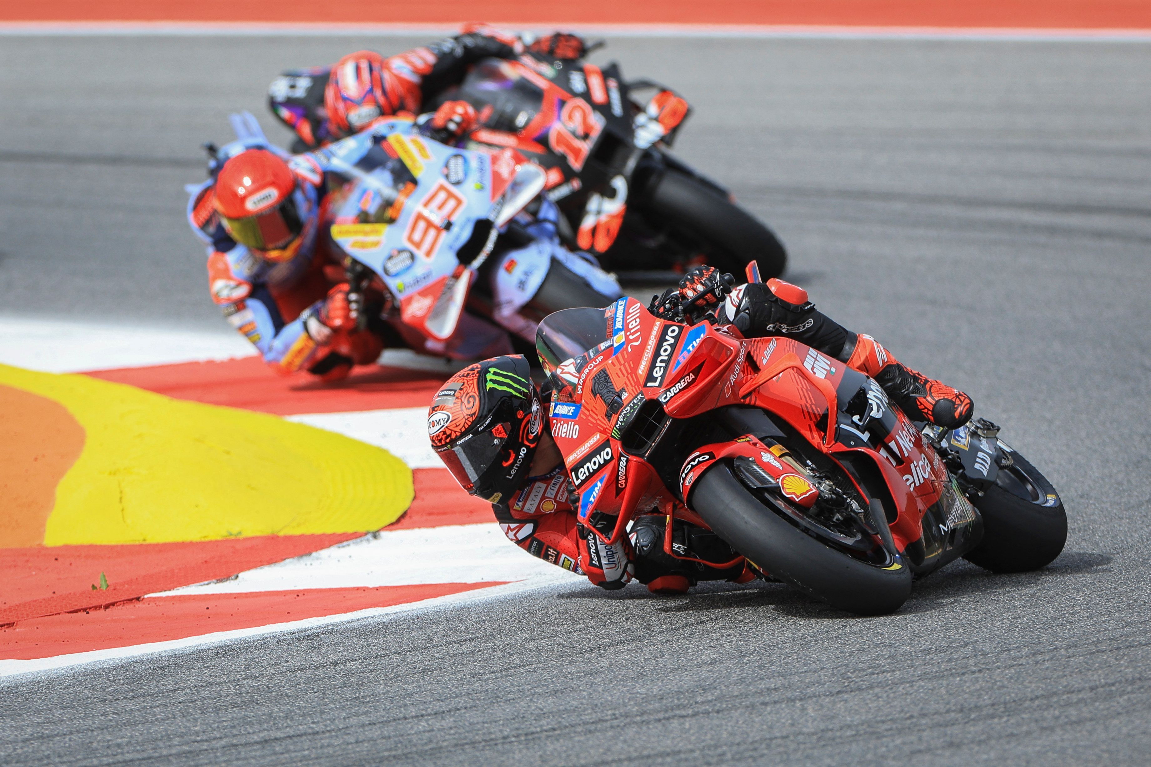 Weltmeister Bagnaia (vorne) und Superstar Marquez (links) crashen in Portimao.