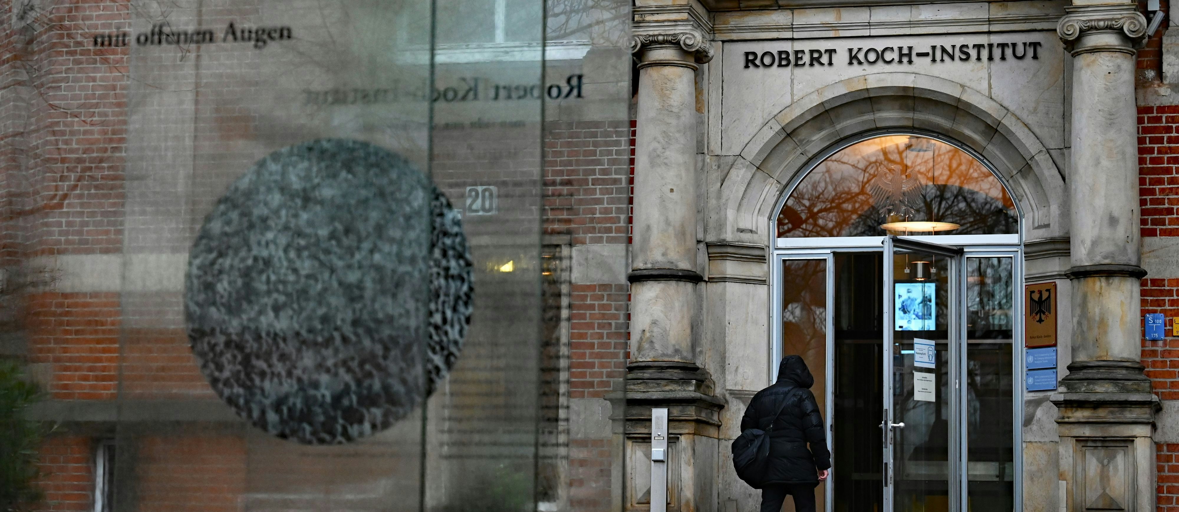 Eingang zum Robert Koch-Institut in Berlin: Bei der Bundesbehörde arbeiten 1.500 Mitarbeiterinnen und Mitarbeiter.