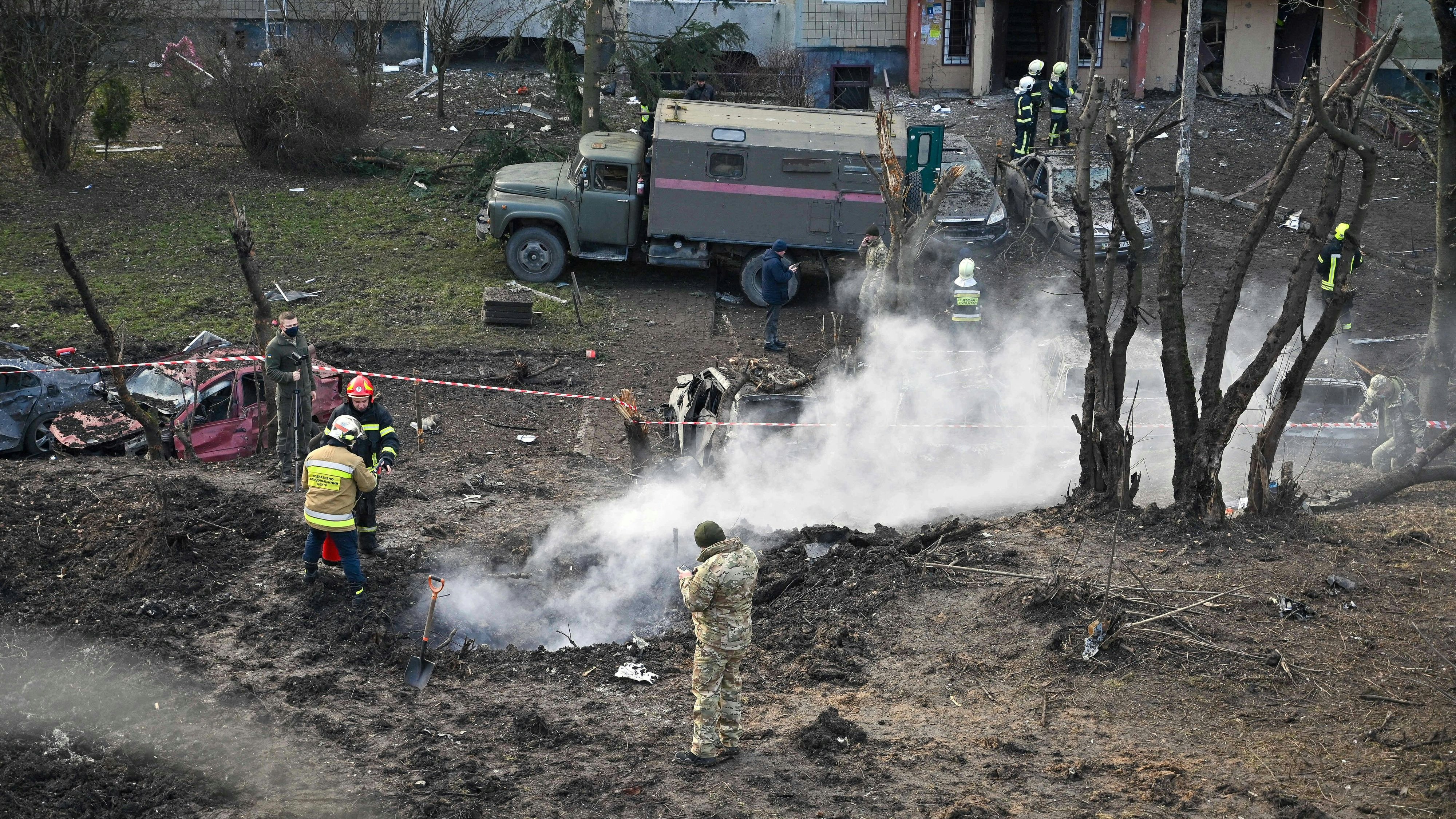 Ukrainische Einsatzkräfte nach einem Raketeneinschlag in Lwiw im Dezember 2023. Archivbild.