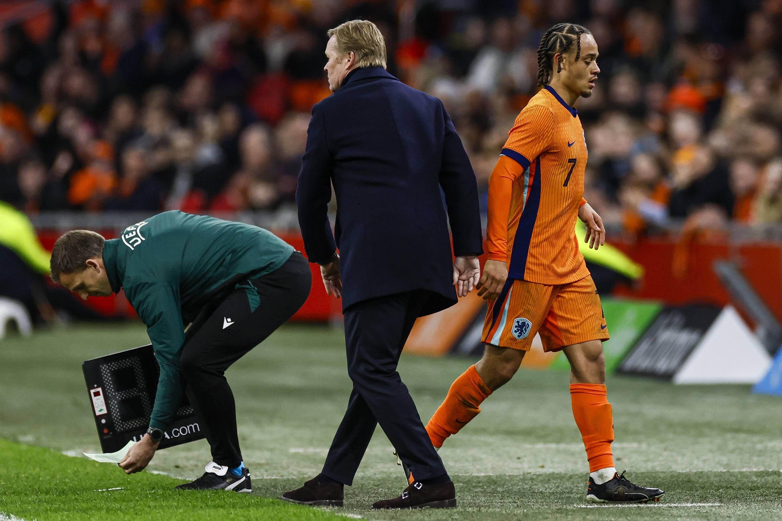 Trainer Ronald Koeman und Shooting-Star Xavi Simons.