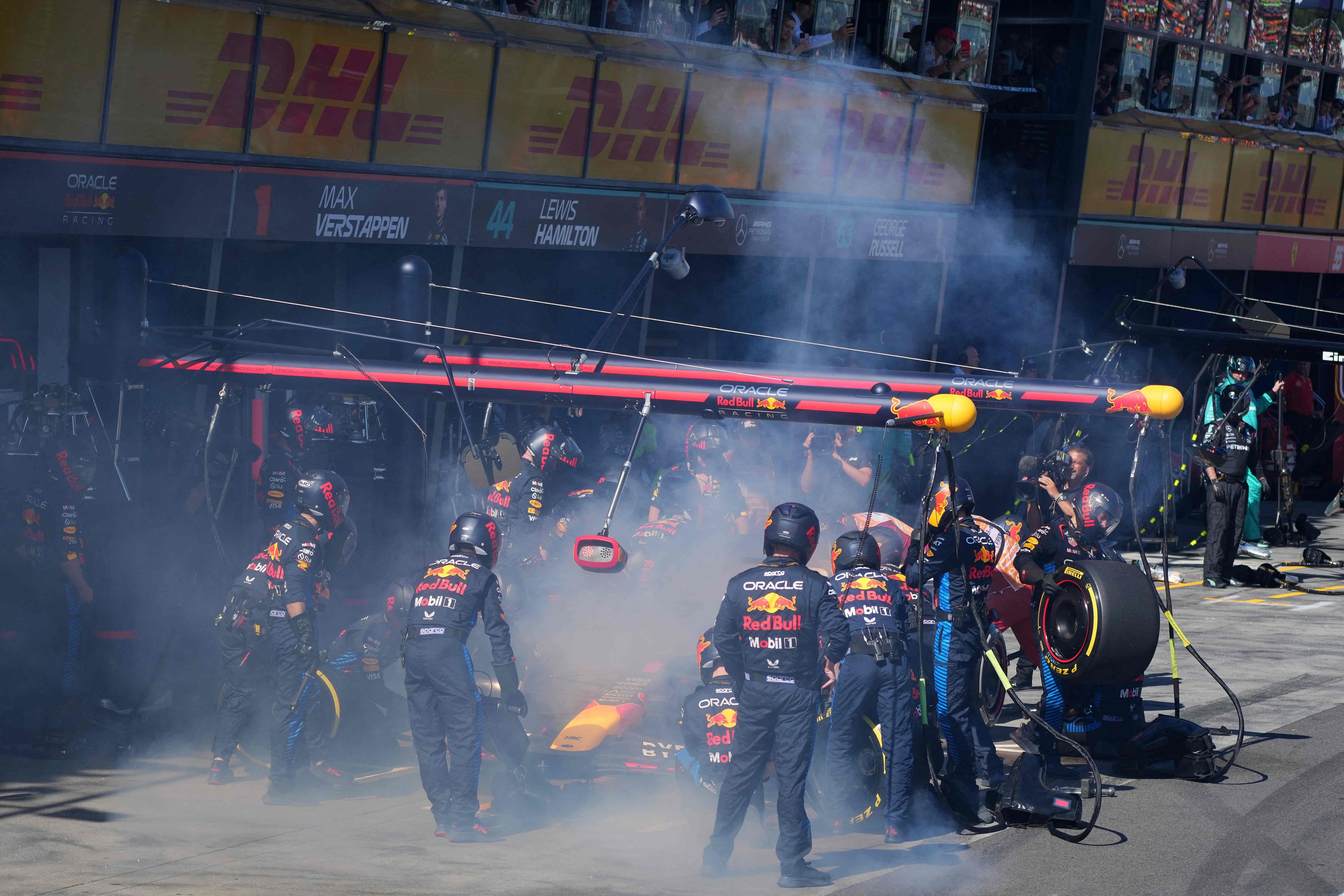 Verstappen fing an der Box Feuer.