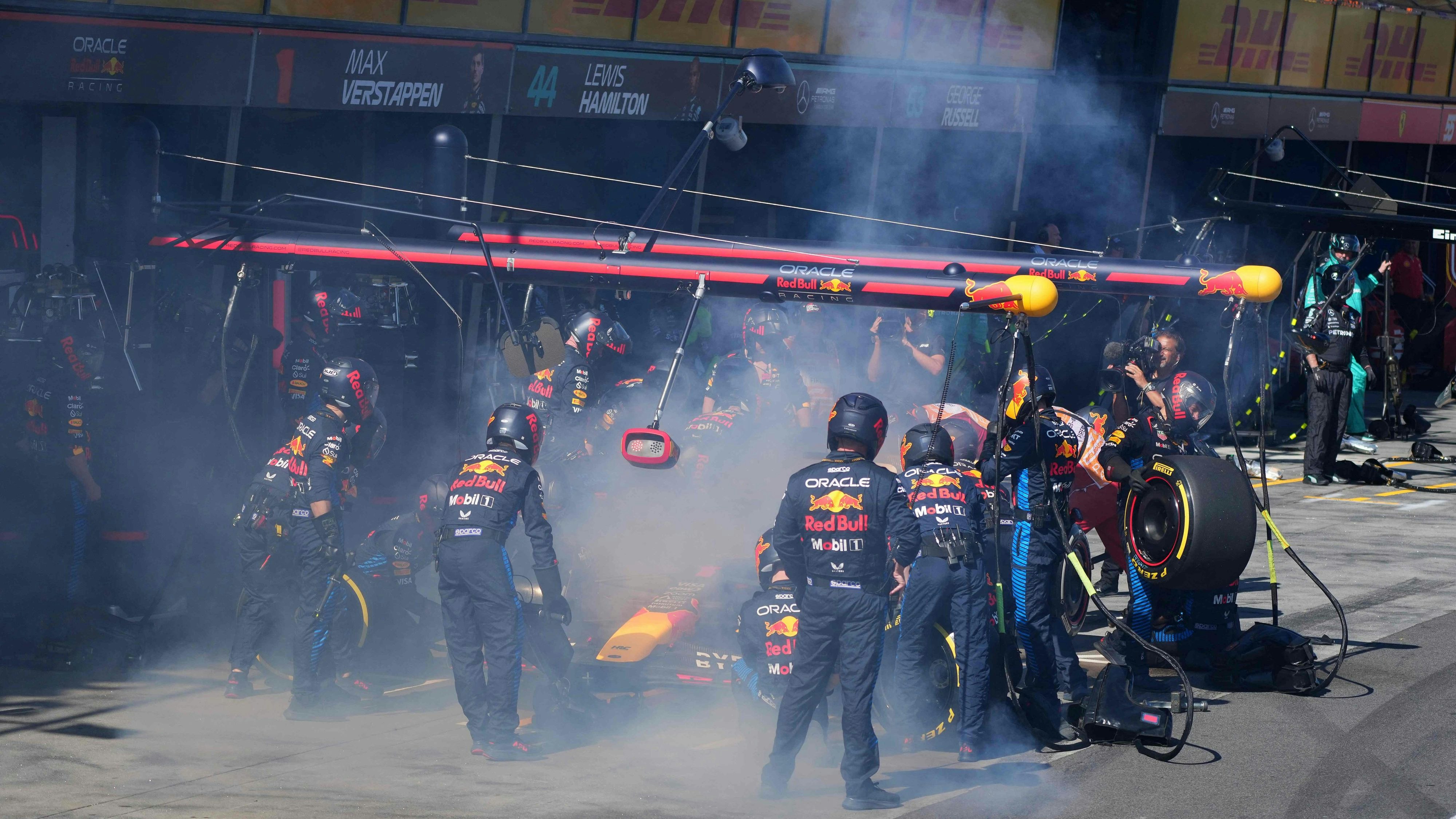 Verstappen fing an der Box Feuer.