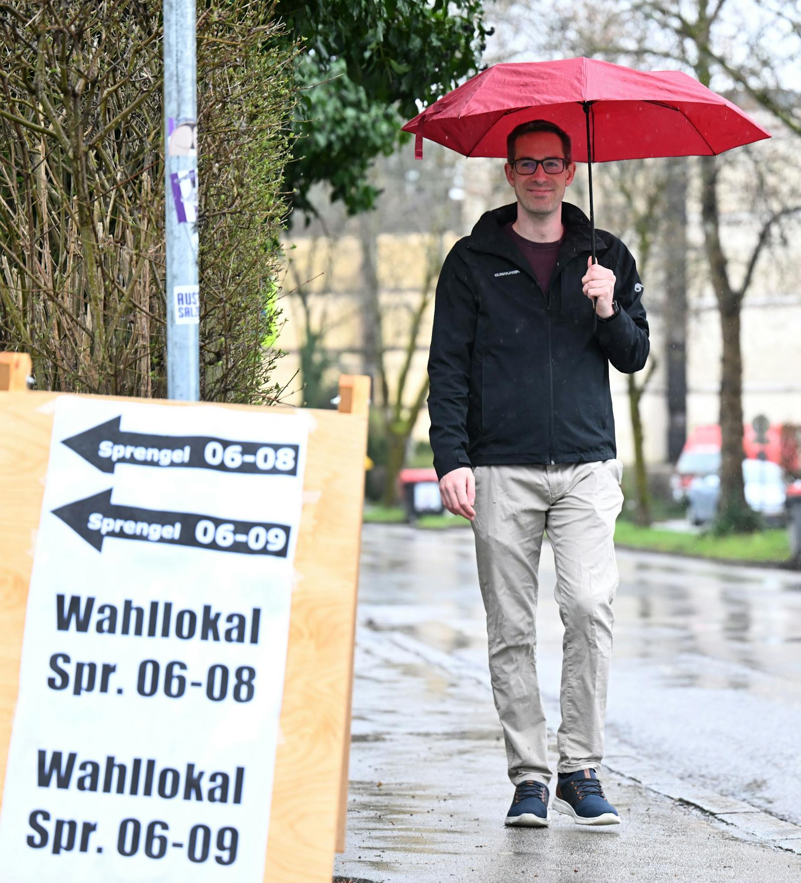 Bürgermeisterkandidat der KPÖ Plus, <strong>Kay-Michael Dankl</strong>, bei seiner Stimmabgabe zur Stichwahl am Sonntag, 24. März 2024.