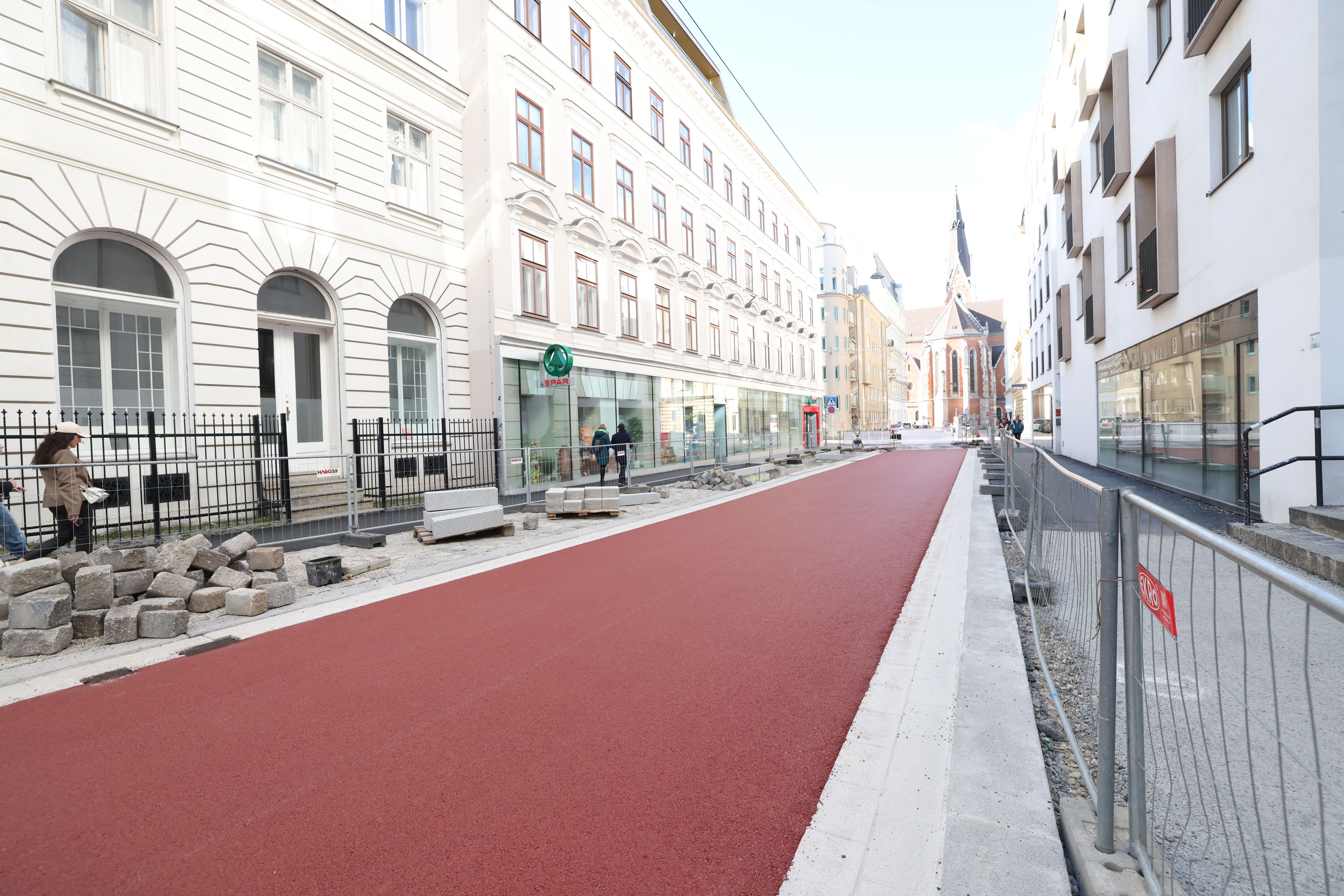 Der rote Asphalt nach niederländischem Vorbild ist in der Argentinierstraße bereits deutlich zu erkennen.