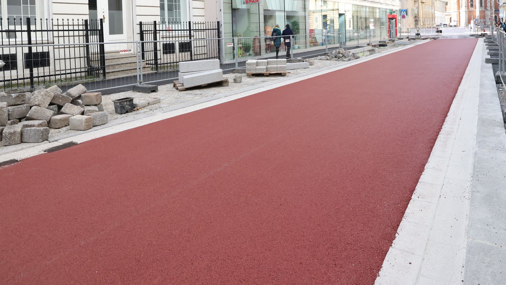Für Radfahrer: Stadt Wien rollt roten Asphalt aus
