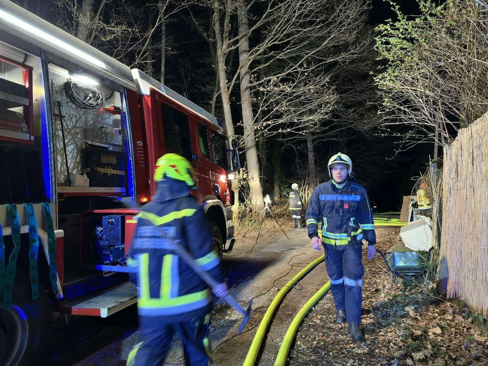 Acht Feuerwehren mit 121 Mitgliedern und 21 Fahrzeugen kämpften dreieinhalb Stunden gegen die Flammen.