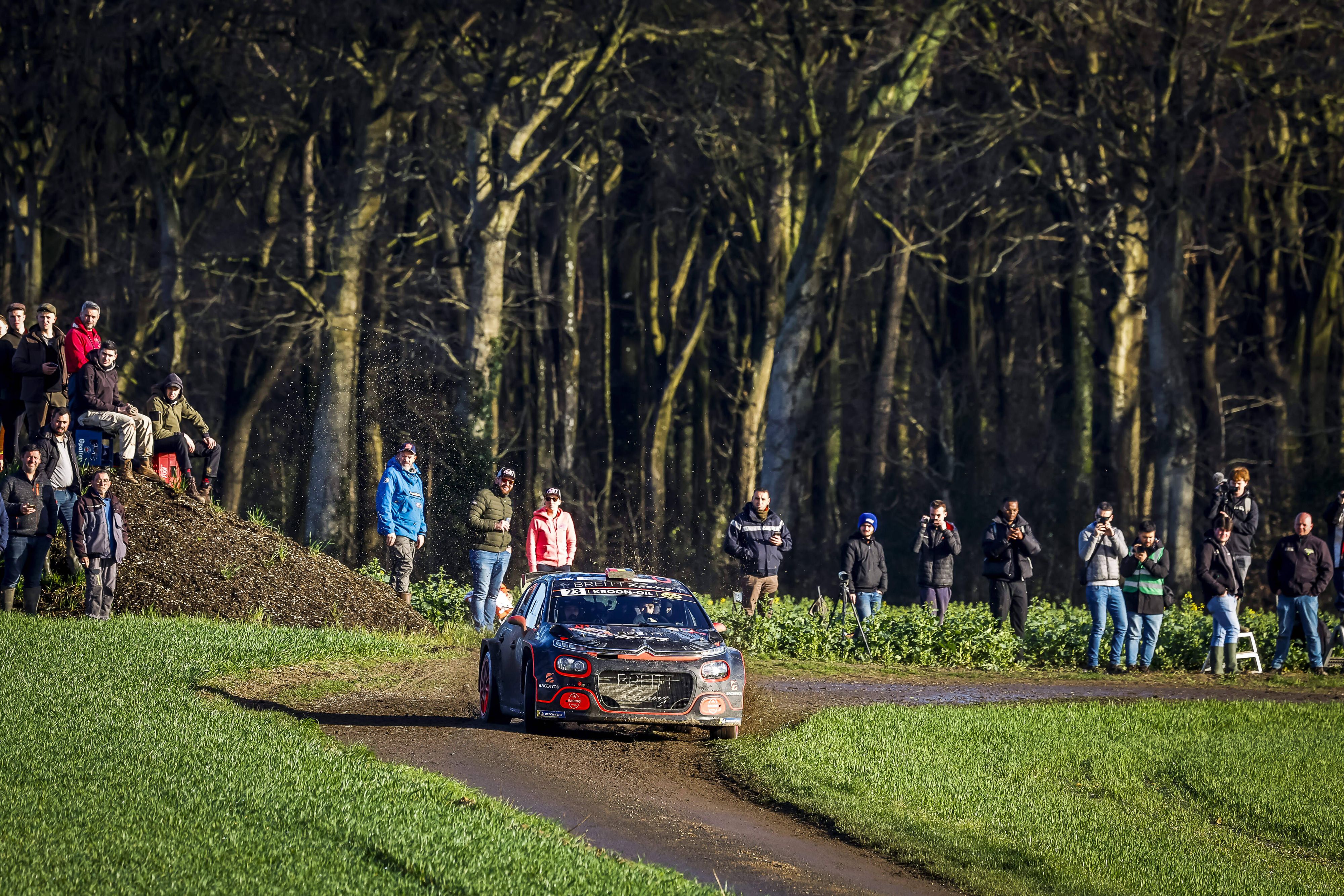 Die Autos sind mit hohen Tempi auf – abgesperrten – öffentlichen Strassen unterwegs (Symbolbild).