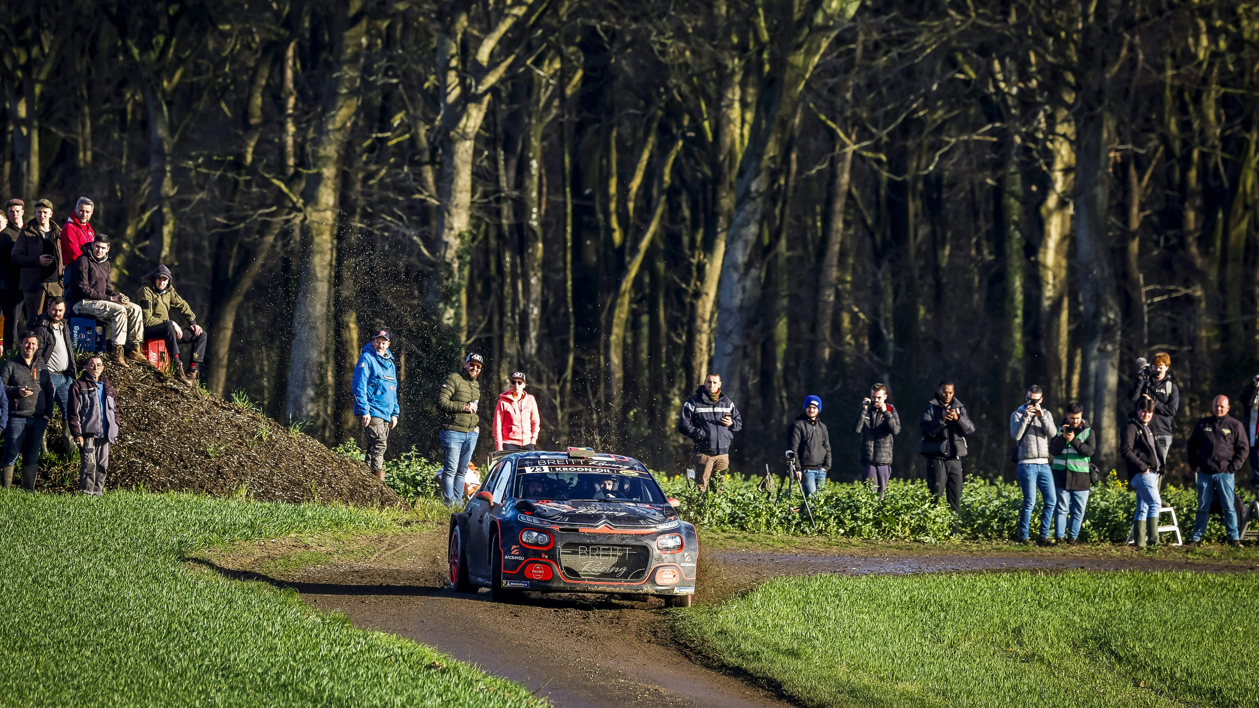 Heute.at - Rallye-Bolide kommt von Strecke ab – drei Zuschauer tot