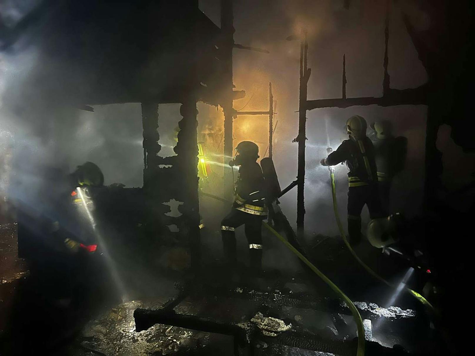 Großeinsatz! 121 Feuerwehrleute löschten Brand