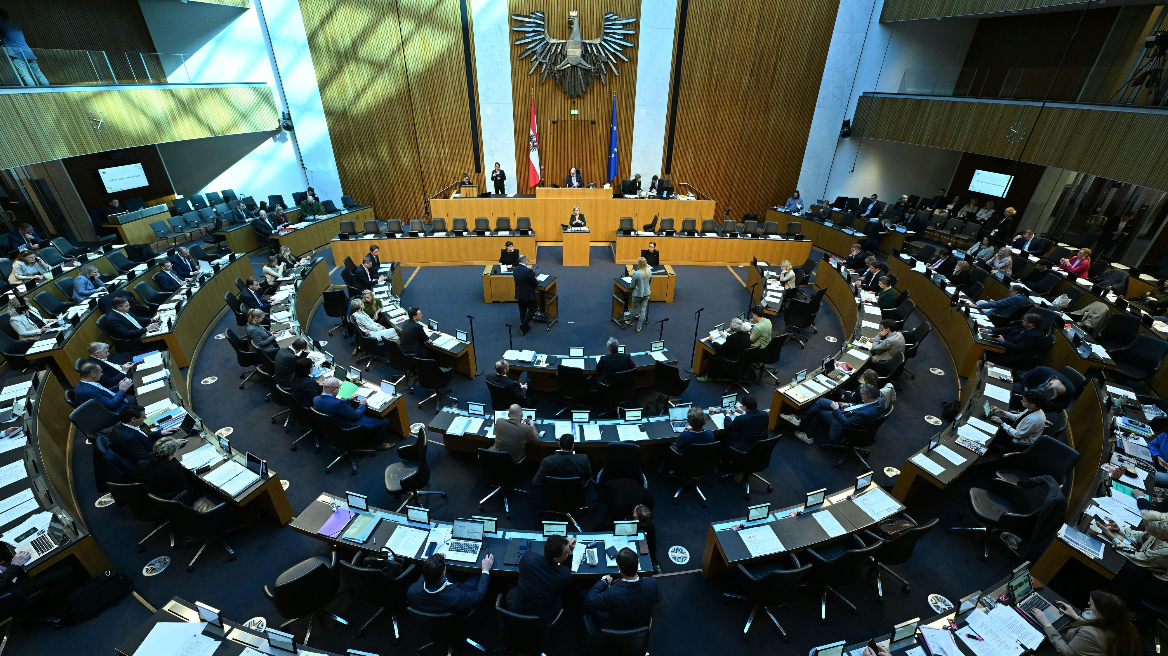 Blick auf eine Sitzung des Nationalrats im Parlament in Wien. Russische Spione füttern unsere Politiker auf Putins Geheiß mit Propaganda.