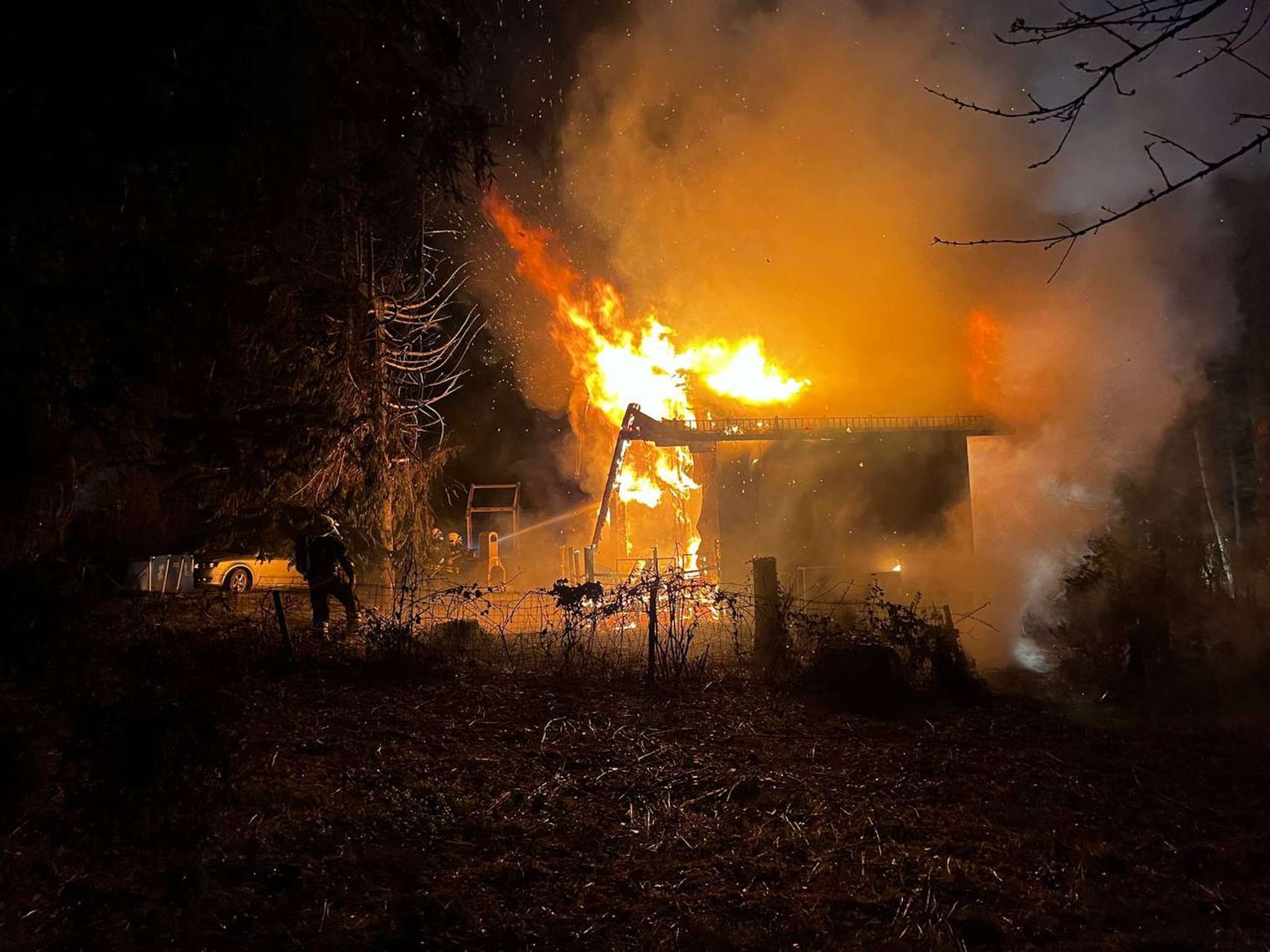Großeinsatz! 121 Feuerwehrleute löschten Brand