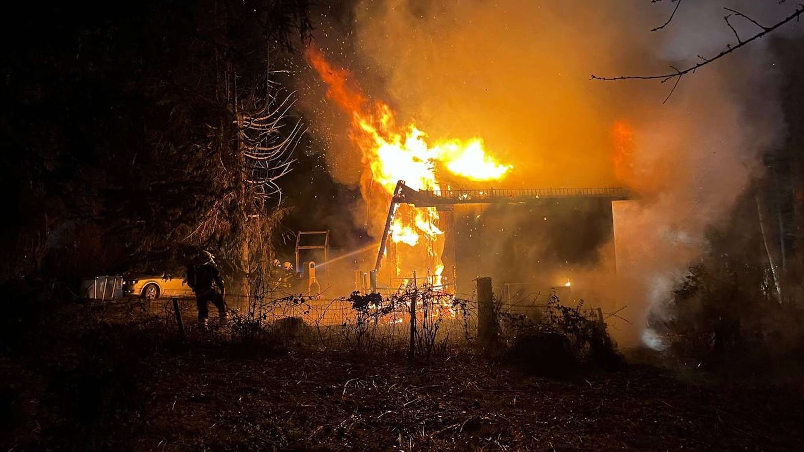 Wohnhaus von Mutter und kleiner Tochter brannte ab
