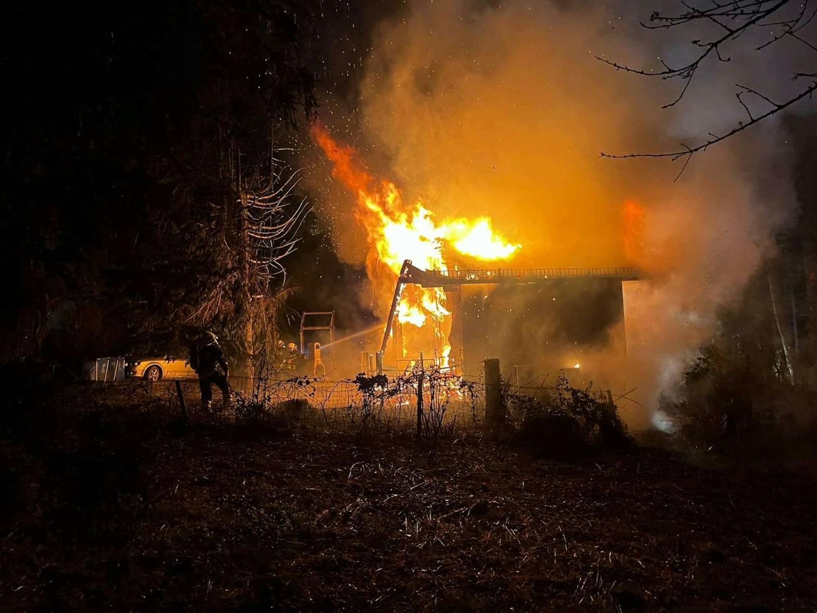 Acht Feuerwehren mit 121 Mitgliedern und 21 Fahrzeugen kämpften dreieinhalb Stunden gegen die Flammen.