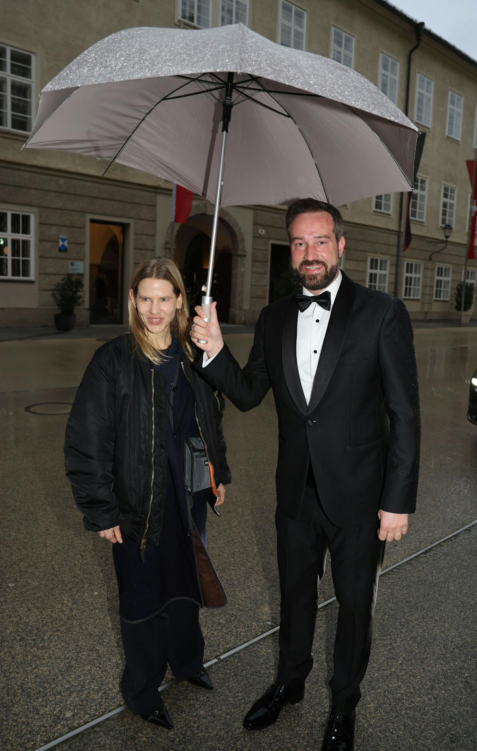 Landeshauptmannstellvertreter Stefan Schnöll mit Künstlerin Aino Laberenz