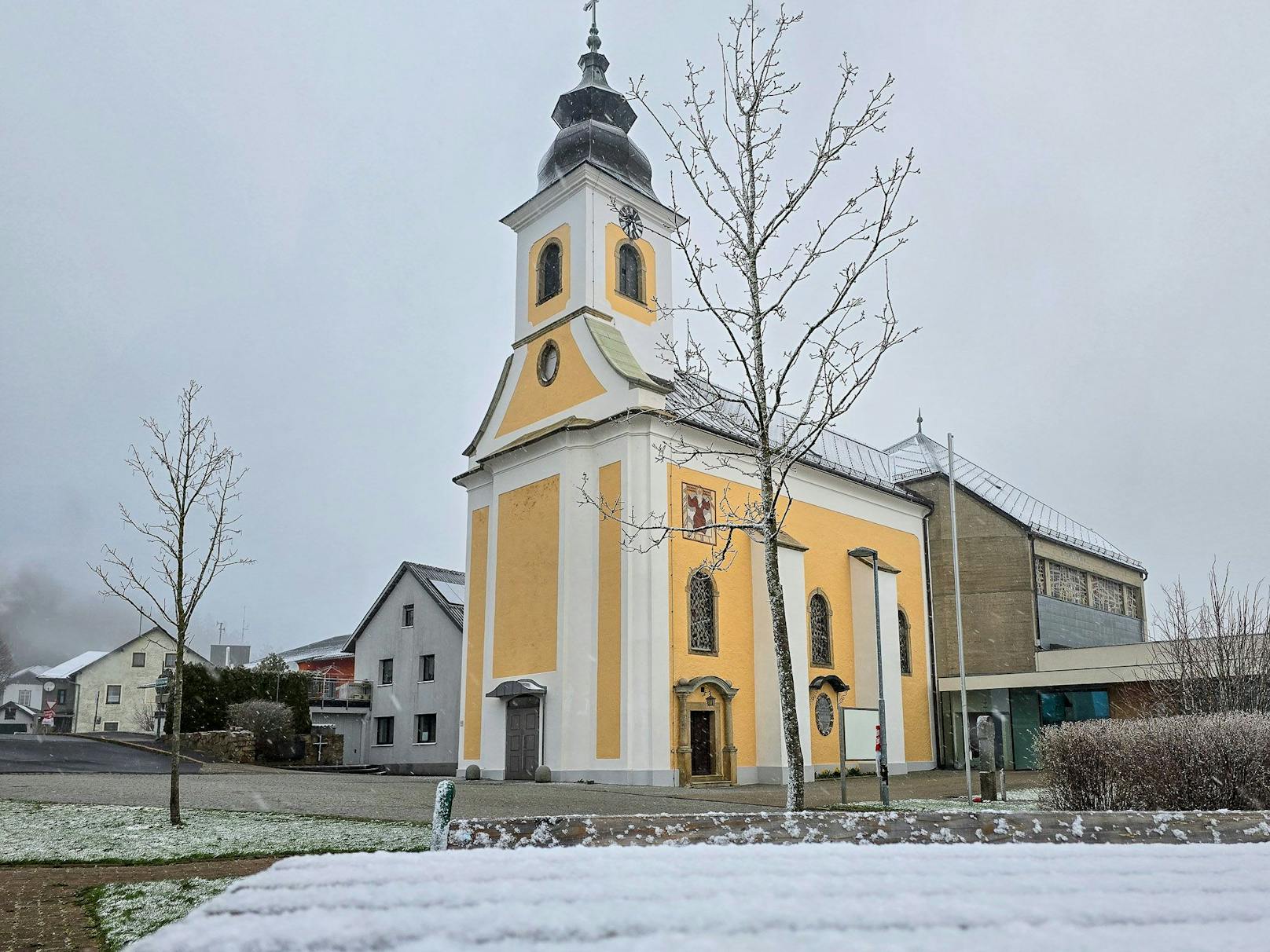 Schneefall am Palmsonntag in Oberösterreich (24. März 2024): Im Bild: Kirche von Kirchschlag.